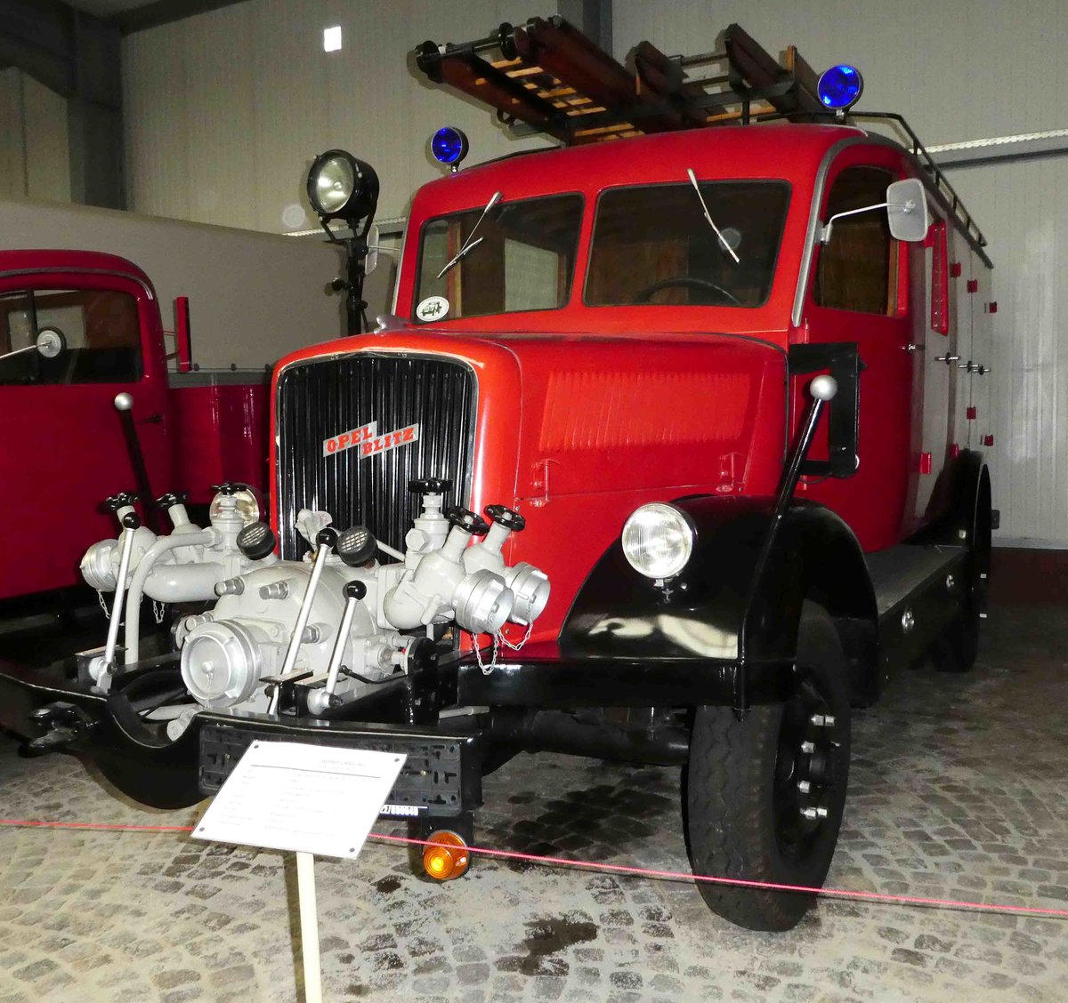 =Opel Blitz 3,6 - 6700 A LF15, Bj. 1943, gesehen im sächsischen Nutzfahrzeugmuseum in Hartmannsdorf im Juli 2016