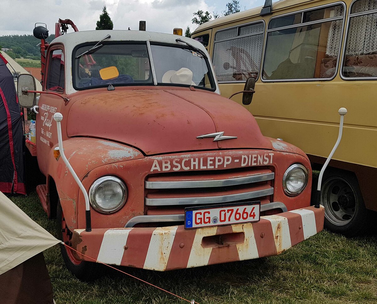 =Opel Blitz-Abschleppfahrzeug, präsentiert bei den Fladungen Classics, 07-2023