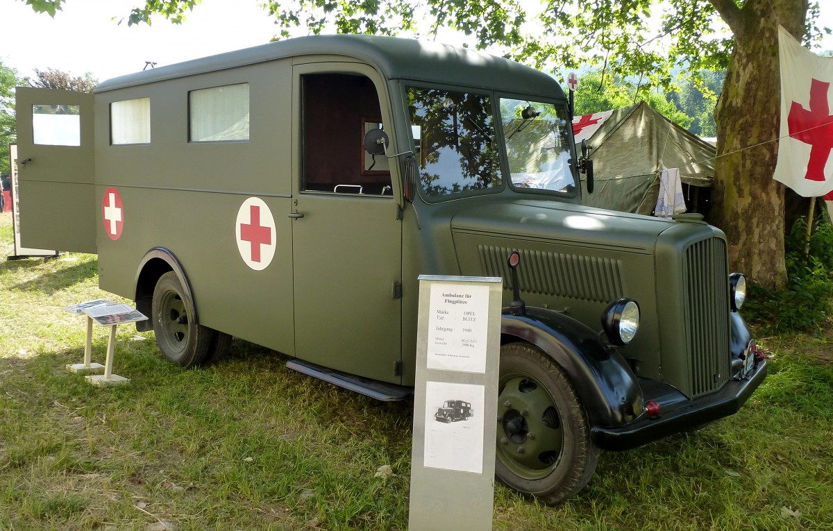 Opel Blitz, Militr-Krankenwagen, Baujahr 1940, 6-Zyl.Ottomotor mit 2600ccm, 6.Int.Militr-Fahrzeugtreffen im Schweizerischen Militrmuseum Full, Juli 2015