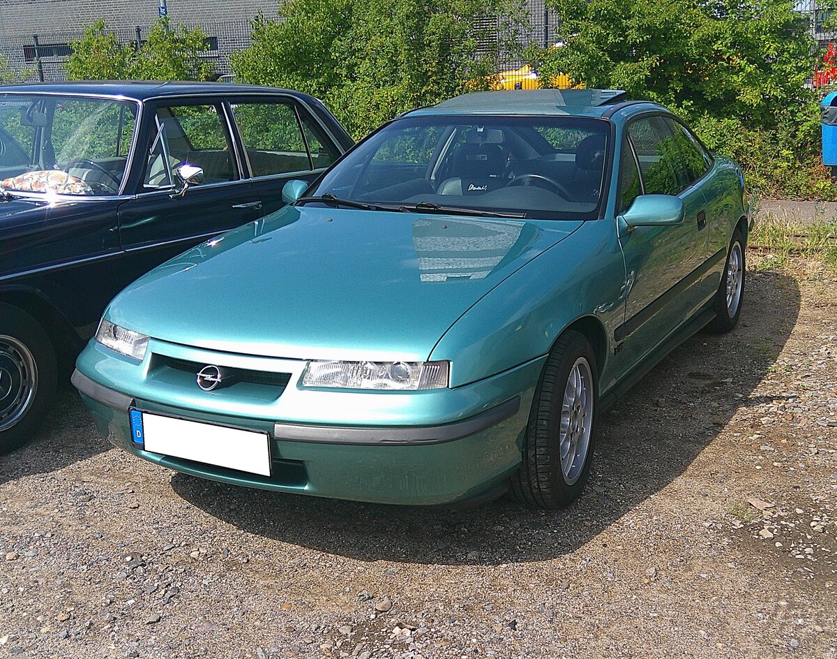 Opel Calibra V6 aus dem Jahr 1995.. Der Calibra V6 war das Toppmodell der Sportcoup�-Reihe, die Opel von 1989 bis 1997 produzierte. Mit seinem V6-Motor, der ab 1993 erh�ltlich war, verband das aerodynamische R�sselsheimer Coup� mit einem cw-Wert von 0,26 echtes, sportliches Feeling, mit hoher Alltagstauglichkeit. Der V6-Motor hat einen Hubraum von 2498 cm� und leistet 170 PS. Die H�chstgeschwindigkeit gab das Werk in R�sselsheim damals mit 237 km/h an. Der gezeigte Calibra d�rfte im Farbton karibikblau lackiert sein. 18. Oldtimerfestival an der  Alten Dreherei  in M�lheim an der Ruhr am 21.06.2026. 