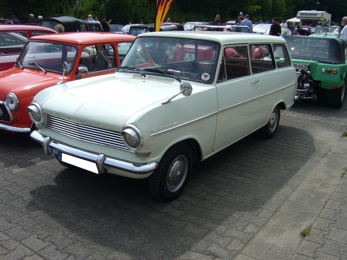 Opel CarAvan 1000. 1963 - 1965. Der CarAvan 1000 war die Kombiversion des Kadett A. Während der Kadett A bereits ab Oktober 1962 ausgeliefert wurde, kam das CarAvan Modell erst im März 1963 auf den Markt. Man konnte den Wagen mit 40 bzw. 48 PS ordern. Das abgelichtete Fahrzeug stammt aus dem ersten Modelljahr 1963. Oldtimertreffen Nordsternpark Gelsenkirchen am 24.06.2018.