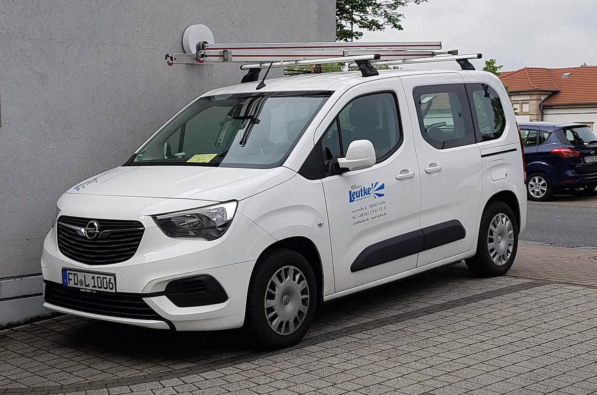 =Opel Combo des Gebäudereinigers LEUTKE steht im Juli 2019 in Hünfeld
