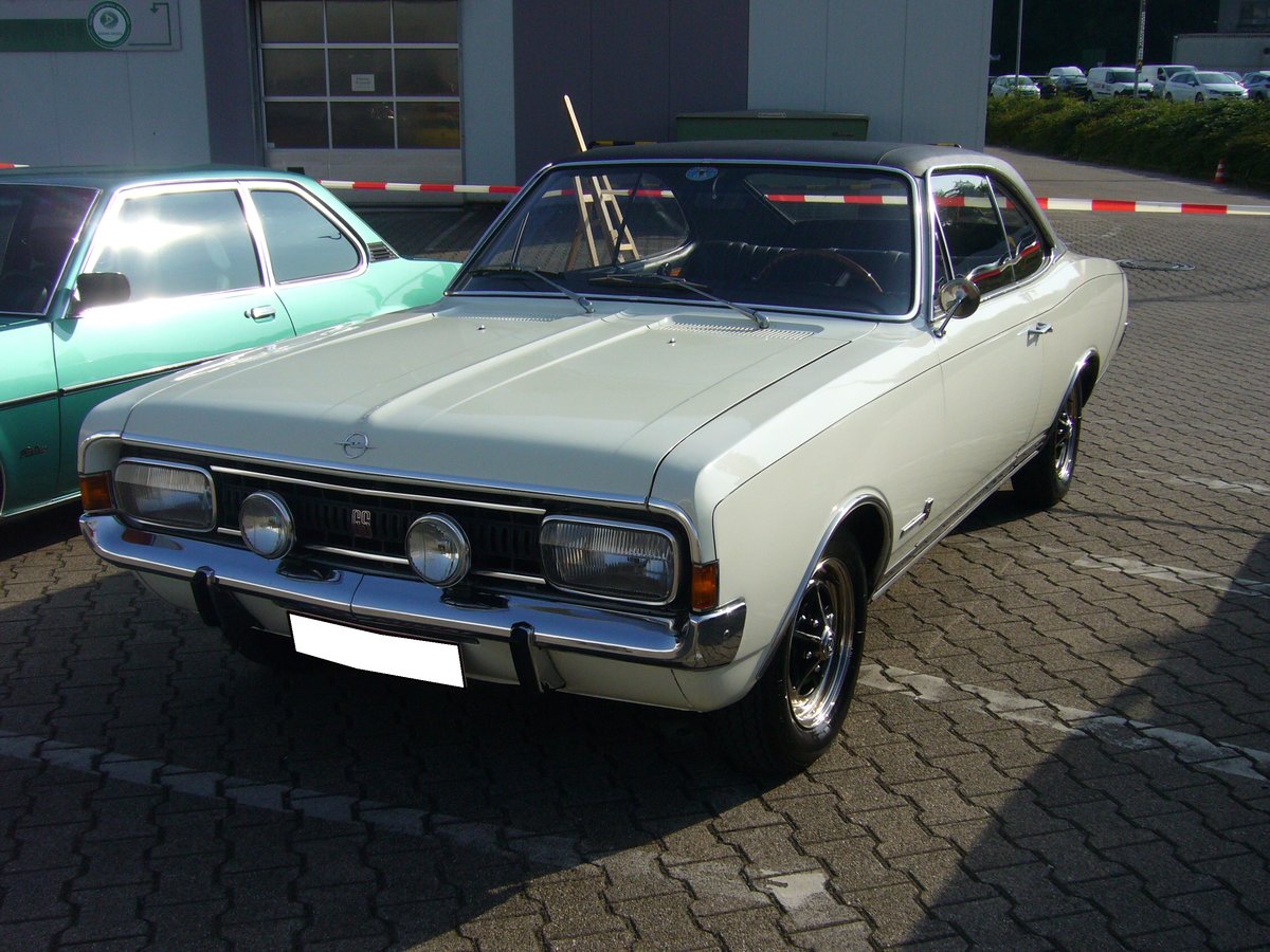 Opel Commodore A GS Coupe. 1967 - 1971. Im Februar 1967 startete Opel die neue Modellreihe Commodore, basierend auf dem Rekord C. Der Wagen gewann rasch Anerkennung als preisgünstiges Auto für gehobene Ansprüche. Der 6-Zylinderreihenmotor hat einen Hubraum von 2490 cm³ und leistet 130 PS. Damit erreicht er eine Höchstgeschwindigkeit von 180 km/h. Oldtimertreffen bei Opel van Eupen in Essen am 24.09.2016.