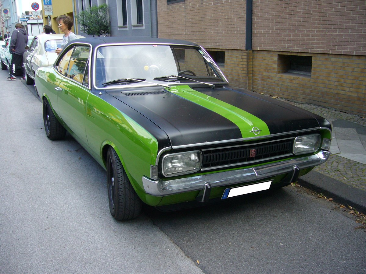 Opel Commodore A GS Coupe. 1967 - 1971. Im Februar 1967 startete Opel die neue Modellreihe Commodore, basierend auf dem Rekord C. Der Wagen gewann rasch Anerkennung als preisgünstiges Auto für gehobene Ansprüche. Der 6-Zylinderreihenmotor hat einen Hubraum von 2490 cm³ und leistet 130 PS. Damit erreicht er eine Höchstgeschwindigkeit von 180 km/h. 10. Dukes of Downtown am 01.09.2018 in Essen-Rütenscheid.