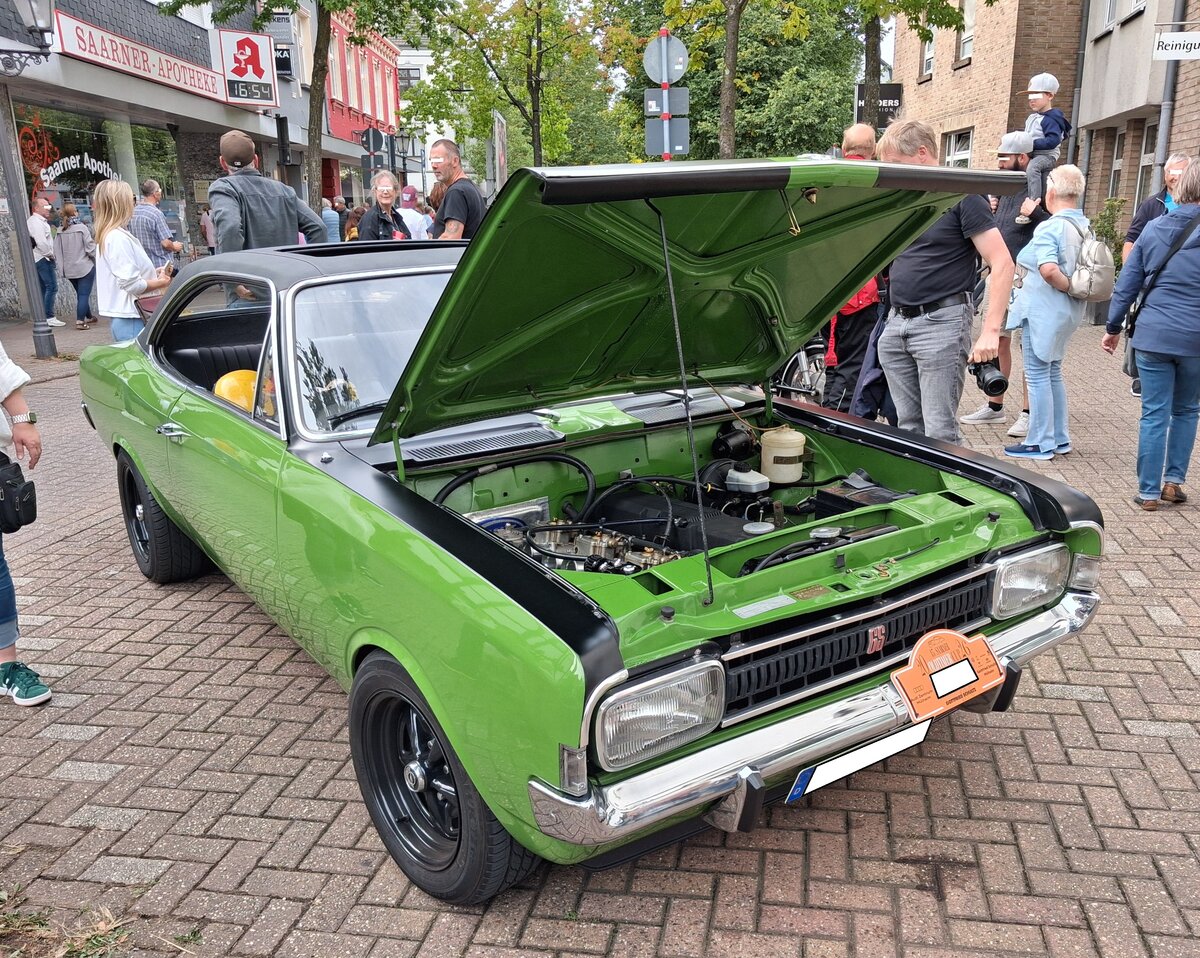 Opel Commodore A GS Coupe, wie es von 1967 bis 1971 in R�sselsheim vom Flie�band lief. Im Februar 1967 startete Opel die neue Modellreihe Commodore, basierend auf dem Rekord C. Der Wagen gewann rasch Anerkennung als preisg�nstiges Auto f�r gehobene Anspr�che. Der Sechszylinderreihenmotor hat serienm��ig einen Hubraum von 2490 cm� und leistet 130 PS. Damit war eine H�chstgeschwindigkeit von 180 km/h m�glich. Der gezeigte limettengr�ne  Commodore  aus dem Jahr 1970 wurde motorentechnisch optimiert. Unter der Haube verrichtet jetzt ein Motor aus Opel Senator A seinen Dienst. Dieser  Sechsender  hat einen Hubraum von 2968 cm� und leistet 180 PS. 13. Saarner Oldtimer-Cup am 30.08.2026 in M�lheim an der Ruhr/Saarn.