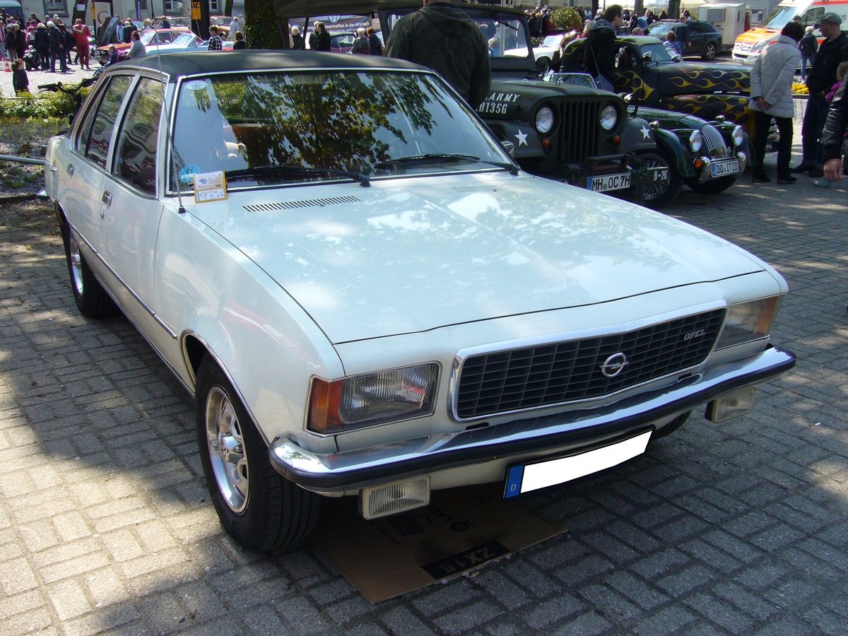 Opel Commodore B Limousine. 1972 - 1977. Der Commodore B basiert auf dem Rekord D und war ausschließlich mit 6-Zylinderreihenmotoren lieferbar. Wahlweise gab es 2490 cm³ und 2784 cm³. Oldtimertreffen Kettwig am 01.05.2016.