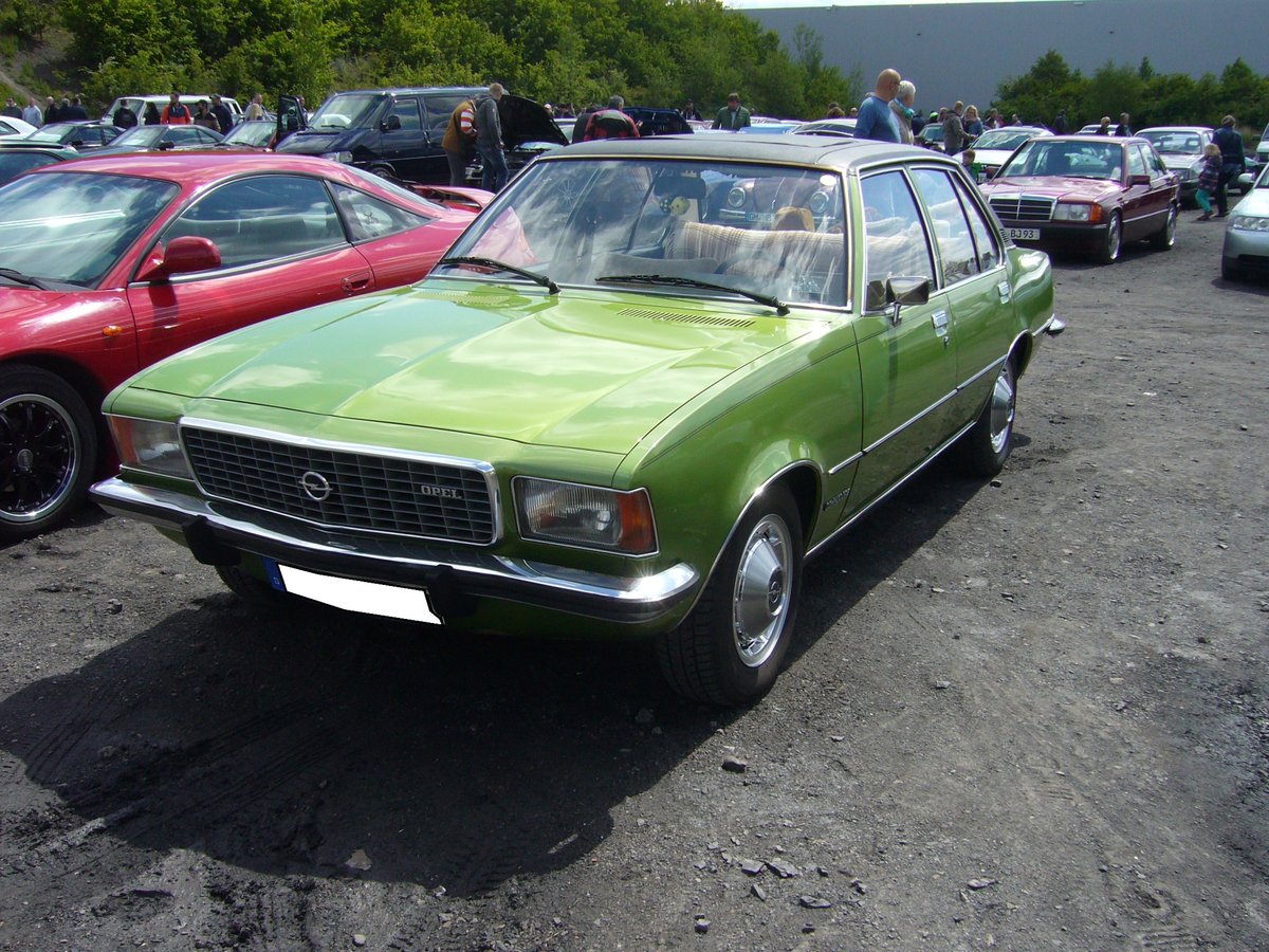 Opel Commodore B Limousine 2500S, gebaut von 1972 bis 1977. Vorgestellt wurde das Modell auf dem Genfer Salon des Jahres 1972. Der Käufer konnte zwischen einer viertürige Limousine und einem zweitürigen Coupe wählen. Bis zum Ende der Produktionszeit verkaufte Opel 140.827 Commodore B, nämlich 98.548 Limousinen und 42.279 Coupe. Hier habe ich einen  frühe  Limousine ablichten können. Erkennbar daran, dass noch keine Kopfstützen verbaut sind und der Wagen noch die frühen Radkappen trägt. Der Sechszylinderreihenmotor hat einen Hubraum von 2490 cm³ und leistet 115 PS. Oldtimertreffen Zeche Ewald in Herten am 12.05.2019.