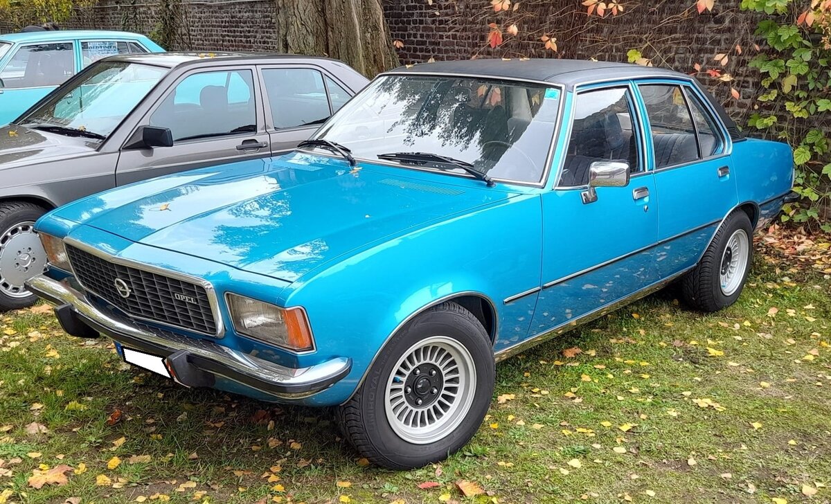 Opel Commodore B Limousine 2500S, gebaut in den Jahren von 1972 bis 1977. Vorgestellt wurde der Commodore auf dem Genfer Salon des Jahres 1972. Der Käufer konnte zwischen einer viertürige Limousine und einem zweitürigen Coupe wählen. Bis zum Ende der Produktionszeit verkaufte Opel 140.827 Autos vom Typ Commodore B, nämlich 98.548 Limousinen und 42.279 Coupe´s. Der im Farbton monzablau lackierte Wagen hat einen Sechszylinderreihenmotor mit einem Hubraum von 2490 cm³ und einer Leistung von 115 PS. Oldtimertreffen am Theater an der Niebu(h)rg in Oberhausen am 23.10.2022.