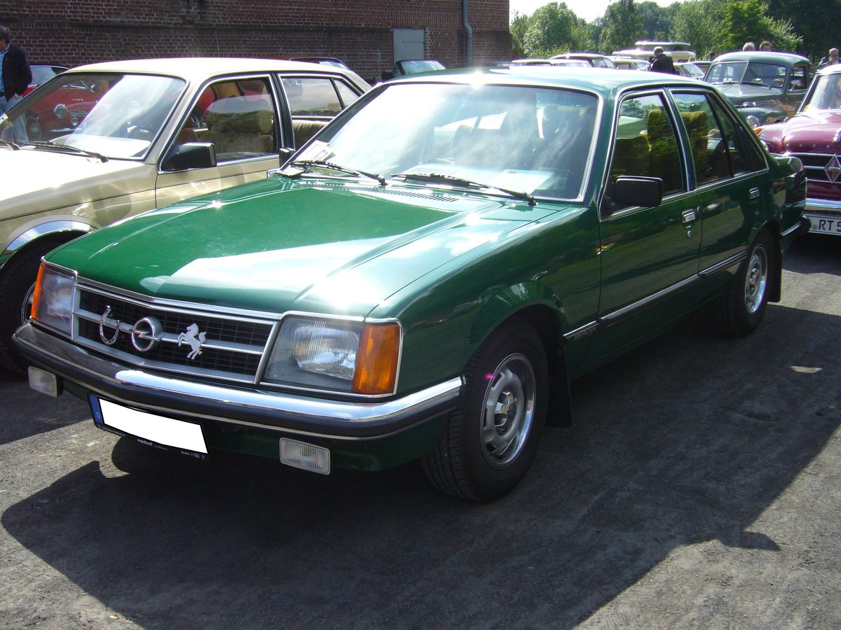Opel Commodore C. 1978 - 1982. Der auf der IAA 1977 vorgestellte Commodore C wurde ab Herbst 1978 ausgeliefert. Er war in zwei Motorisierungen lieferbar: 6-Zylinderreihenmotor mit einem Hubraum von 2490 cm³. Als 2.5S mit Vergaser leistet der Wagen 115 PS und als 2.5E mit elektronischer Benzineinspritzung hat der Wagen 130 PS. Der abgelichtet 2.5S ist im Farbton piniengrün lackiert. Herner Oldies am 03.07.2016.