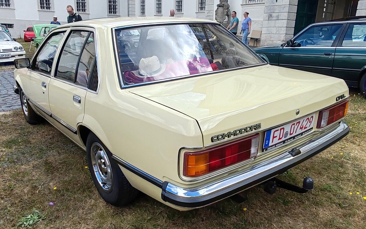 =Opel Commodore C Berlina, Bj. 1979, 2461 ccm, 115 PS,  gesehen bei der Oldtimerausstellung Blech & Barock bei Schloss Fasanerie, 07-2026