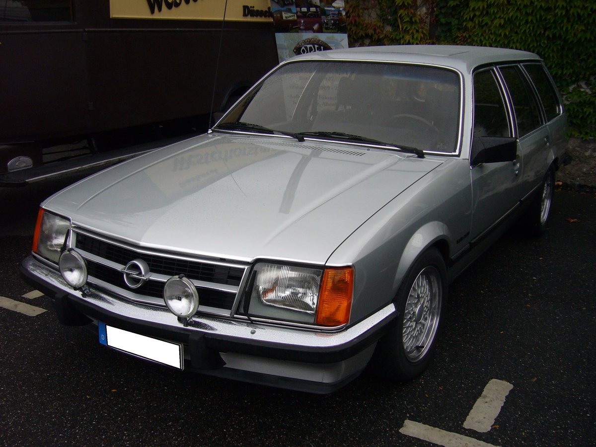 Opel Commodore C  Voyage , produziert in 3440 Einheiten von 1981 bis 1982. Dieses, grundsätzlich fünftürige Kombimodell, war besonders reichhaltig ausgestattet. Der Sechszylinderreihenmotor hatte einen Hubraum von 2490 cm³ und war in zwei Leistungsstufen lieferbar: 2.5S Vergasermodell mit einer Leistung von 115 PS oder 2.5E mit Bosch LE-Jetronic und einer Leistung von 130 PS. Besucherparkplatz der Düsseldorfer Classic Remise im Oktober 2019.