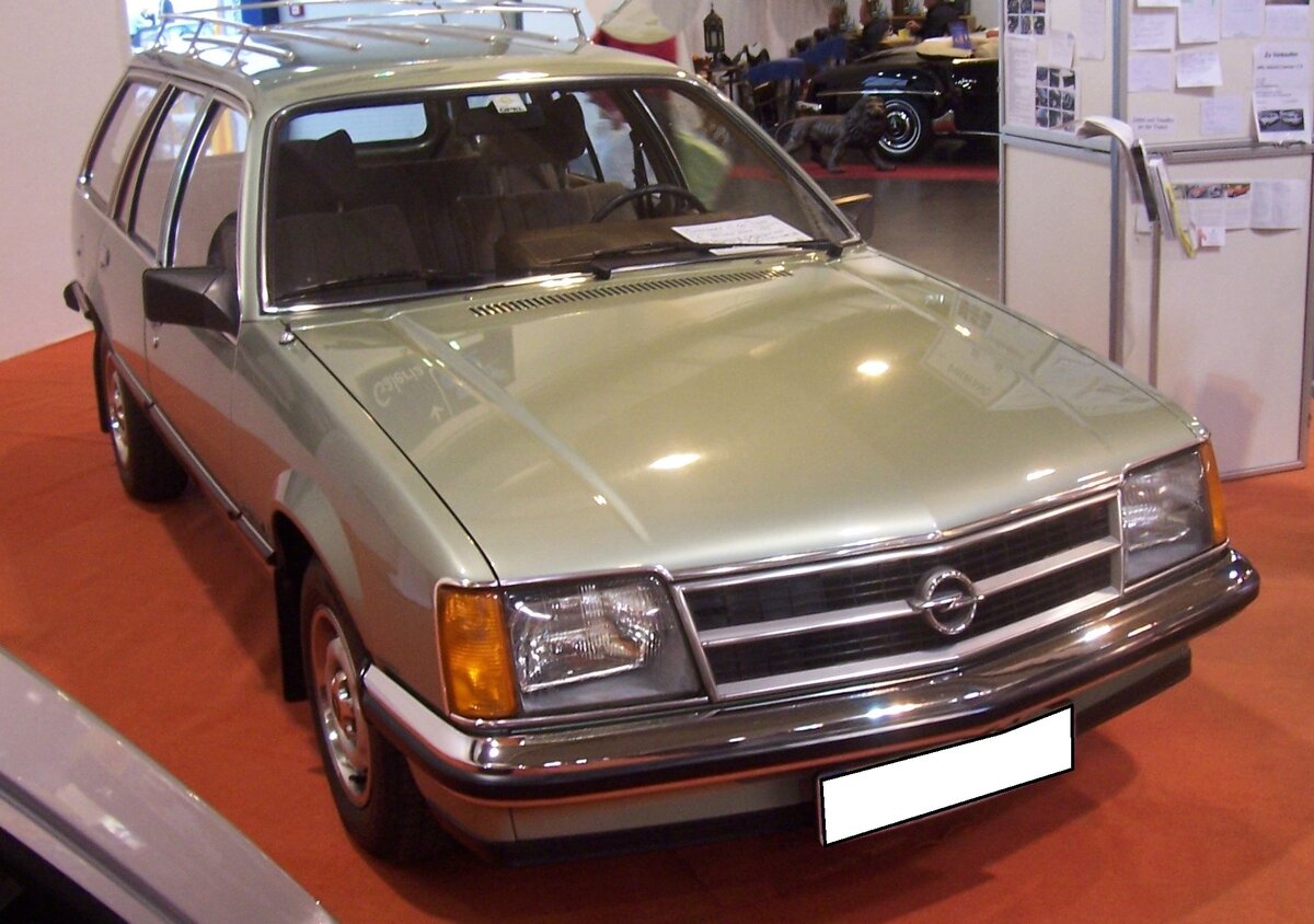 Opel Commodore C  Voyage , produziert in 3.440 Einheiten in den Jahren 1981 und 1982. Dieses, grundsätzlich fünftürige Kombimodell, war besonders reichhaltig ausgestattet. Der Sechszylinderreihenmotor hat einen Hubraum von 2490 cm³ und war in zwei Leistungsstufen lieferbar: 2.5S Vergasermodell mit einer Leistung von 115 PS oder 2.5E mit Bosch LE-Jetronic und einer Leistung von 130 PS. Techno Classica Essen vor einigen Jahren.