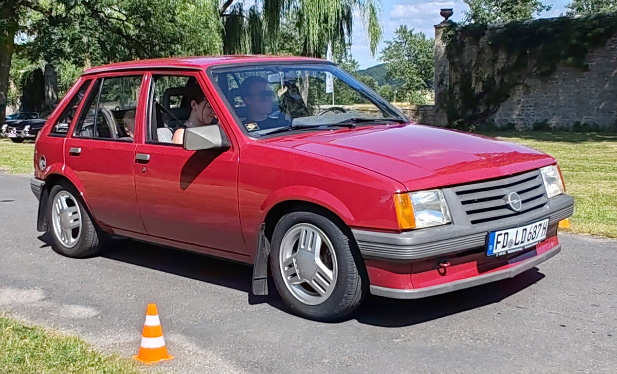 =Opel Corsa 1.2 S auf dem Weg zur Oldtimerausstellung bei Schloss Fasanerie, 06-2025