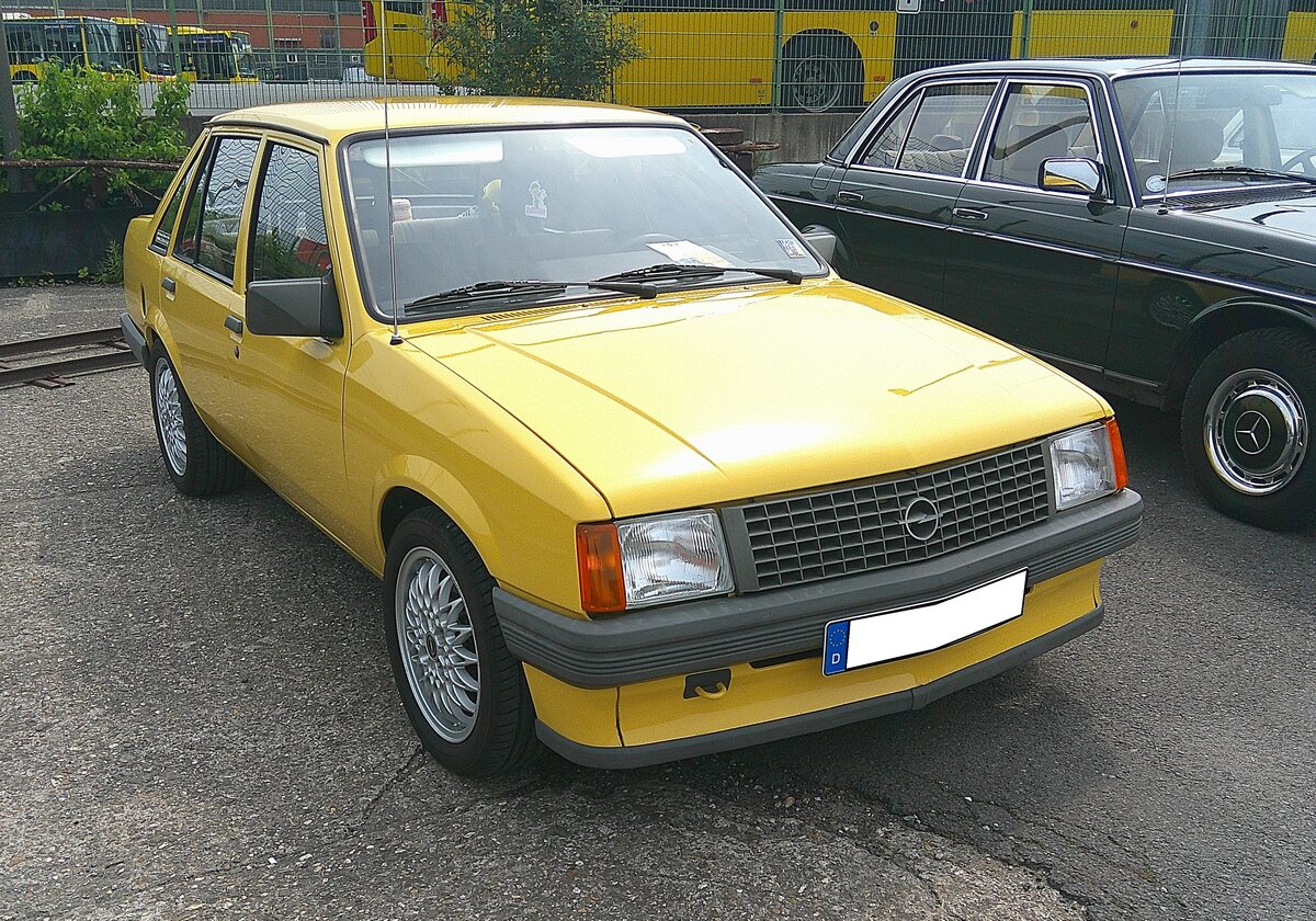 Opel Corsa A TR viert�rig. Der Opel Corsa A TR war die Stufenheck-Limousine der ersten Corsa-Generation, die von September 1982 bis September 1992 gebaut wurde. Der  TR“ war als zwei- und viert�rige Limousine lieferbar. Insbesondere in s�deurop�ischen L�ndern, wie Spanien, Italien oder Griechenland, wurde dieses Modell recht h�ufig verkauft, w�hrend es in Deutschland kaum zu sehen war. Beeindruckende 430 Liter Kofferraumvolumen machten seinen Gep�ckraum zu einem der gr��ten seiner Fahrzeugklasse. Das Modell war mit etlichen Vierzylinderreihenmotoren in der Bandbreite von 1.0 Liter bis 1.4 Litern Hubraum lieferbar. Besucherparkplatz der  Alten Dreherei  in M�lheim an der Ruhr am 31.05.2026.