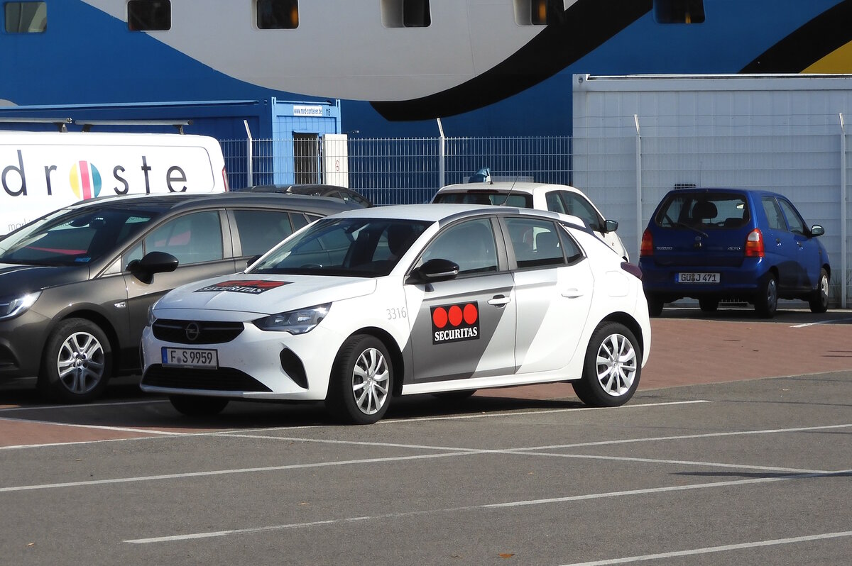 Opel Corsa als Dienstfahrzeug der Firma SECURITAS am 30.09.23 in Warnemünde.