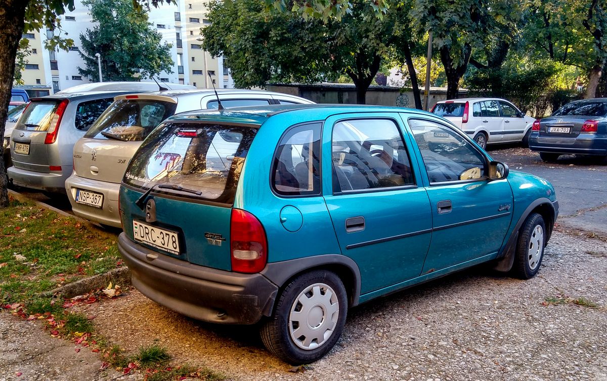 Opel Corsa B in Laguun Blue Farbe. Foto: 10.2020.