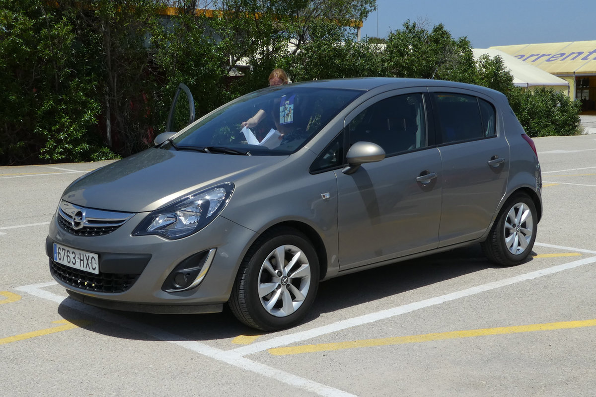 Opel Corsa des Autovermieters  HIPER , gesehen in Palma im Mai 2016