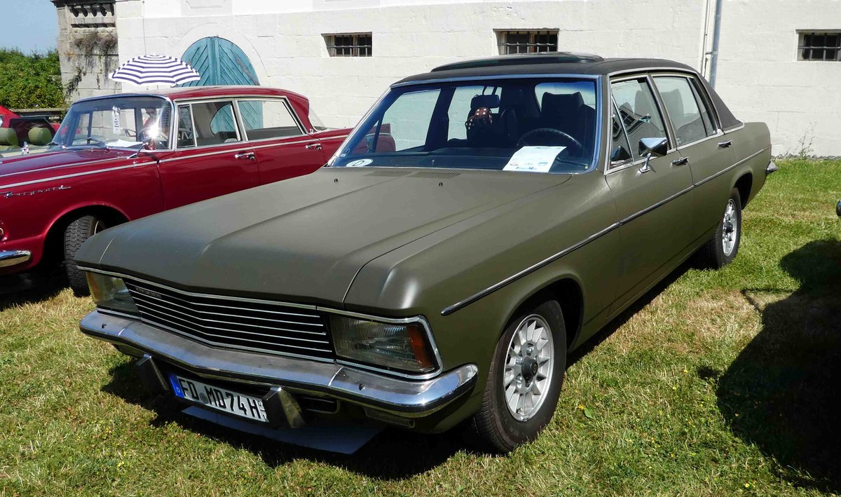 =Opel Diplomat 3.0 E, Bj. 1972, 177 PS, steht bei Blech & Barock im Juli 2018 auf dem Gelände von Schloß Fasanerie bei Eichenzell 1