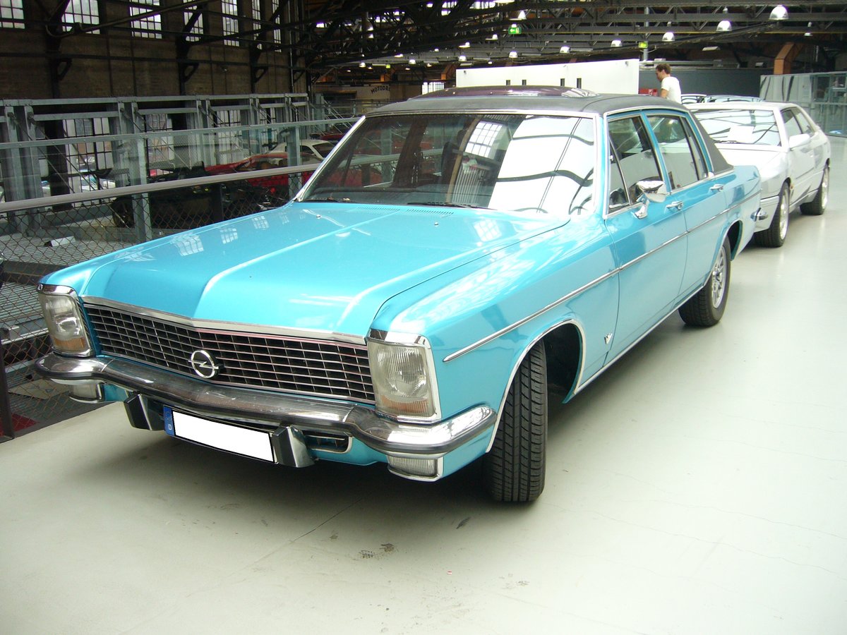 Opel Diplomat B. 1969 - 1977. Der Diplomat war das Spitzenmodell der sogenannten KAD-Baureihe. Ganz exclusiv war der Diplomat B insbesondere dann, wenn er, wie beim hier abgelichteten Wagen mit dem V8-motor von Chevrolet ausgerüstet wurde. Der V8-motor hat einen Hubraum von 5354 cm³ und leistet 230 PS. Classic Remise Düsseldorf am 25.06.2016.