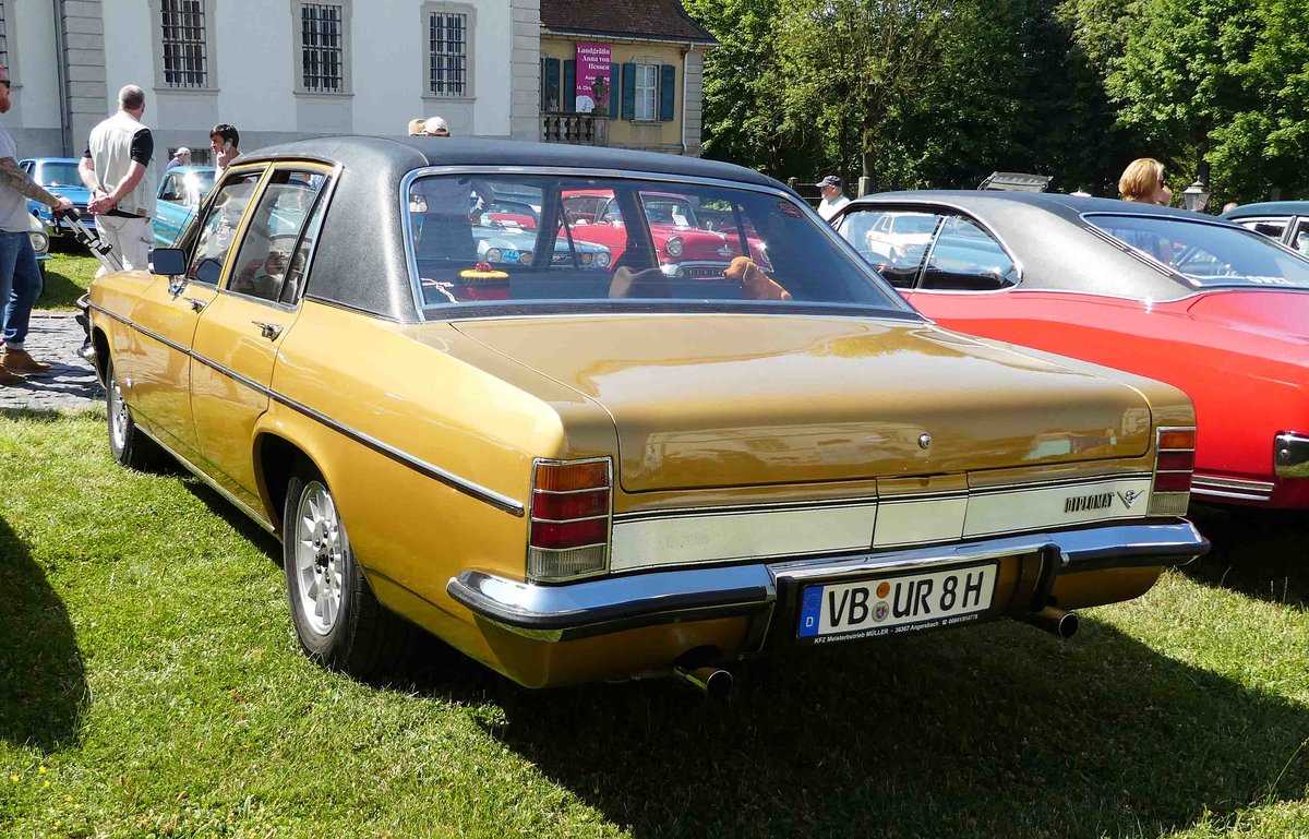 =Opel Diplomat B, V 8, 5,4l, 230 PS, Bj. 1970, steht bei Blech & Barock im Juli 2018 auf dem Gelände von Schloß Fasanerie bei Eichenzell
1