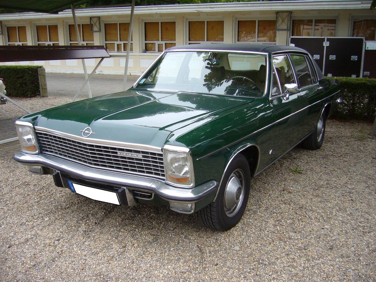 Opel Diplomat B V8. 1969 - 1977. Die neu KAD Baureihe (Kapitän/Admiral/Diplomat) wurde im März 1969 vorgestellt. Aufgrund des schleppenden Verkaufs, wurde der Kapitän bereits 1970 wieder eingestellt. Während der gesamten Bauzeit verkaufte Opel 11108 Fahrzeuge vom Diplomat V8. Bei seiner Vorstellung kostete ein Diplomat V8 DM 20260,00, im letzten Produktionsjahr bereits DM 34950,00. Der aus dem Regal von Chevrolet stammende V8-motor hat einen Hubraum von 5354 cm³ und leistet 230 PS. Oldtimertreffen an der Galopprennbahn Krefeld am 16.07.2017.