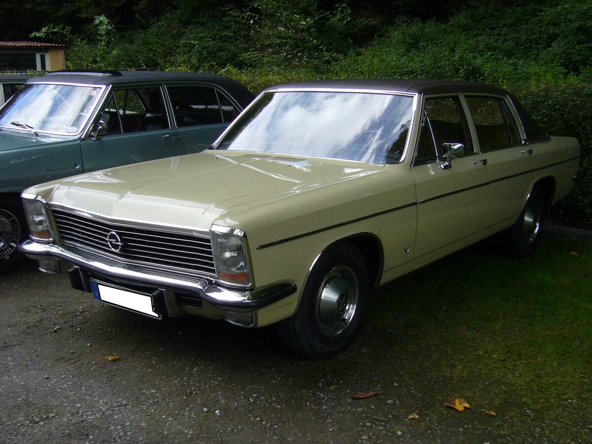 Opel Diplomat B V8, produziert von 1969 bis 1977. Die neu KAD Baureihe (Kapitän/Admiral/Diplomat) wurde im März 1969 vorgestellt. Aufgrund des schleppenden Verkaufs, wurde der Kapitän bereits 1970 wieder eingestellt. Während der gesamten Bauzeit verkaufte Opel 11.108 Fahrzeuge vom Diplomat V8. Bei seiner Vorstellung kostete ein solcher Diplomat V8 mindestens DM 20260,00, im letzten Produktionsjahr bereits DM 34950,00. Der aus dem Regal von Chevrolet stammende V8-Motor hat einen Hubraum von 5354 cm³ und leistet 230 PS. Oldtimertreffen  Schwarzwaldhaus  im Neandertal am 17.09.2017.