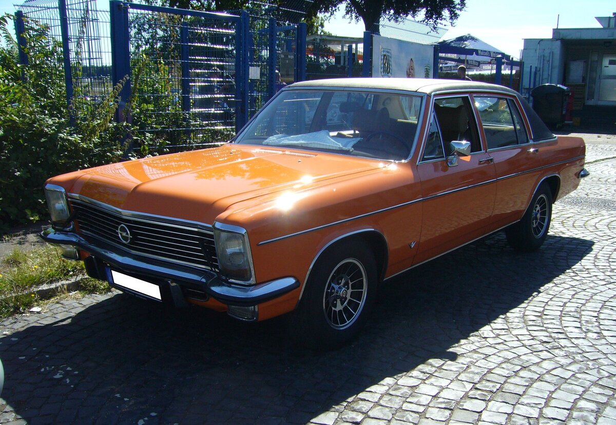 Opel Diplomat B V8, produziert in den Jahren von 1969 bis 1977. Die neu KAD Baureihe (Kapitän/Admiral/Diplomat) wurde im März 1969 vorgestellt. Aufgrund des schleppenden Verkaufs, wurde der Kapitän bereits 1970 wieder eingestellt. Während der gesamten Bauzeit verkaufte Opel 11.108 Fahrzeuge vom Diplomat V8. Bei seiner Vorstellung kostete ein solcher Diplomat V8 mindestens DM 20.260,00, im letzten Produktionsjahr dann schon bereits DM 34950,00. Der aus dem Regal von Chevrolet stammende V8-Motor hat einen Hubraum von 5354 cm³ und leistet 230 PS. Oldtimertreffen am Flughafen Essen/Mülheim am 07.08.2022.