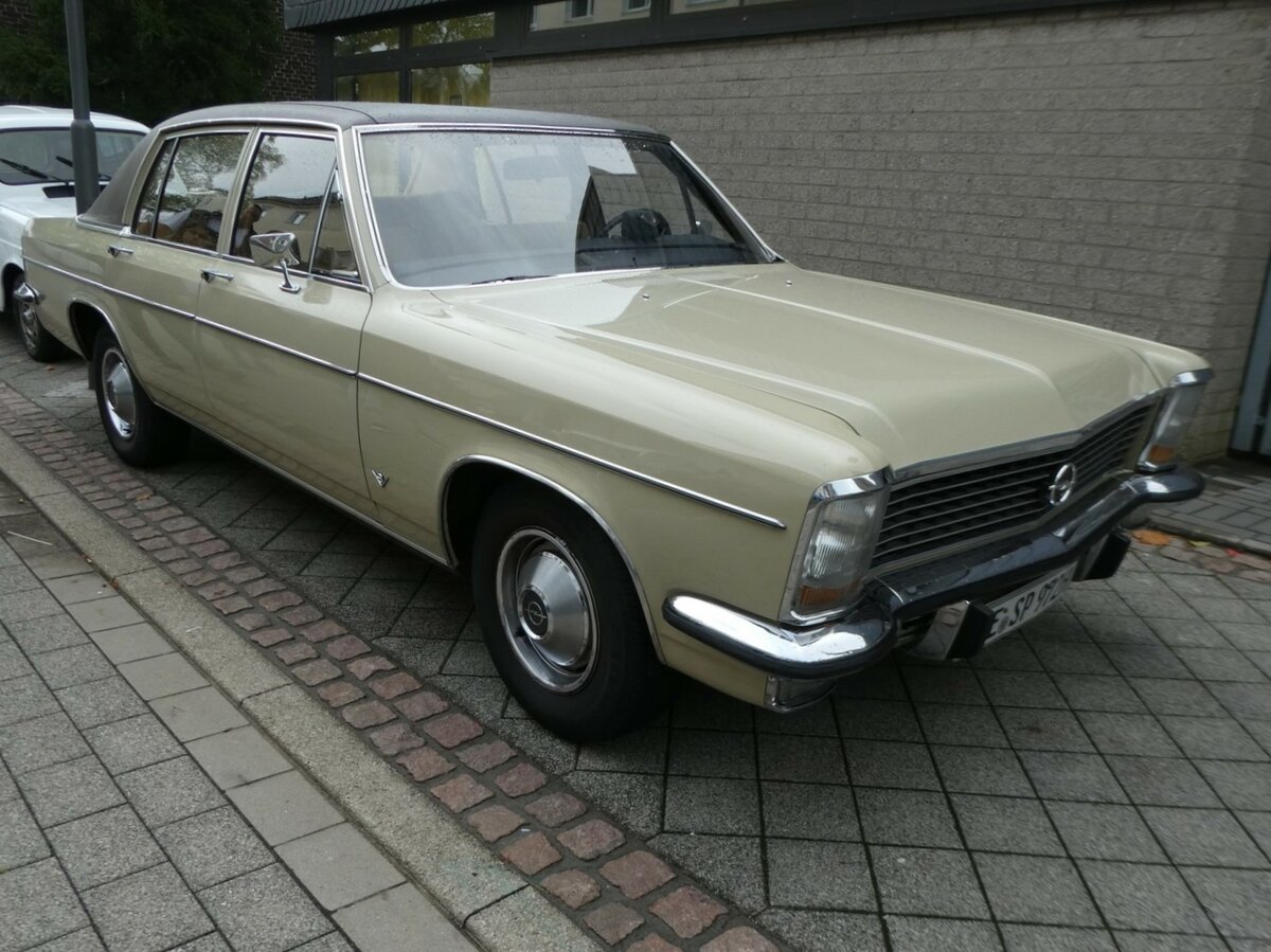 Opel Diplomat B V8, produziert von 1969 bis 1977. Die neu KAD Baureihe (Kapitän/Admiral/Diplomat) wurde im März 1969 vorgestellt. Aufgrund des schleppenden Verkaufs, wurde der Kapitän bereits 1970 wieder eingestellt. Während der gesamten Bauzeit verkaufte Opel 11.108 Fahrzeuge vom Diplomat V8. Bei seiner Vorstellung kostete ein solcher Diplomat V8 mindestens DM 20260,00, im letzten Produktionsjahr bereits DM 34950,00. Der aus dem Regal von Chevrolet stammende V8-Motor hat einen Hubraum von 5354 cm³ und leistet 230 PS. Oldtimertreffen in Heiligenhaus am 11.09.2022.