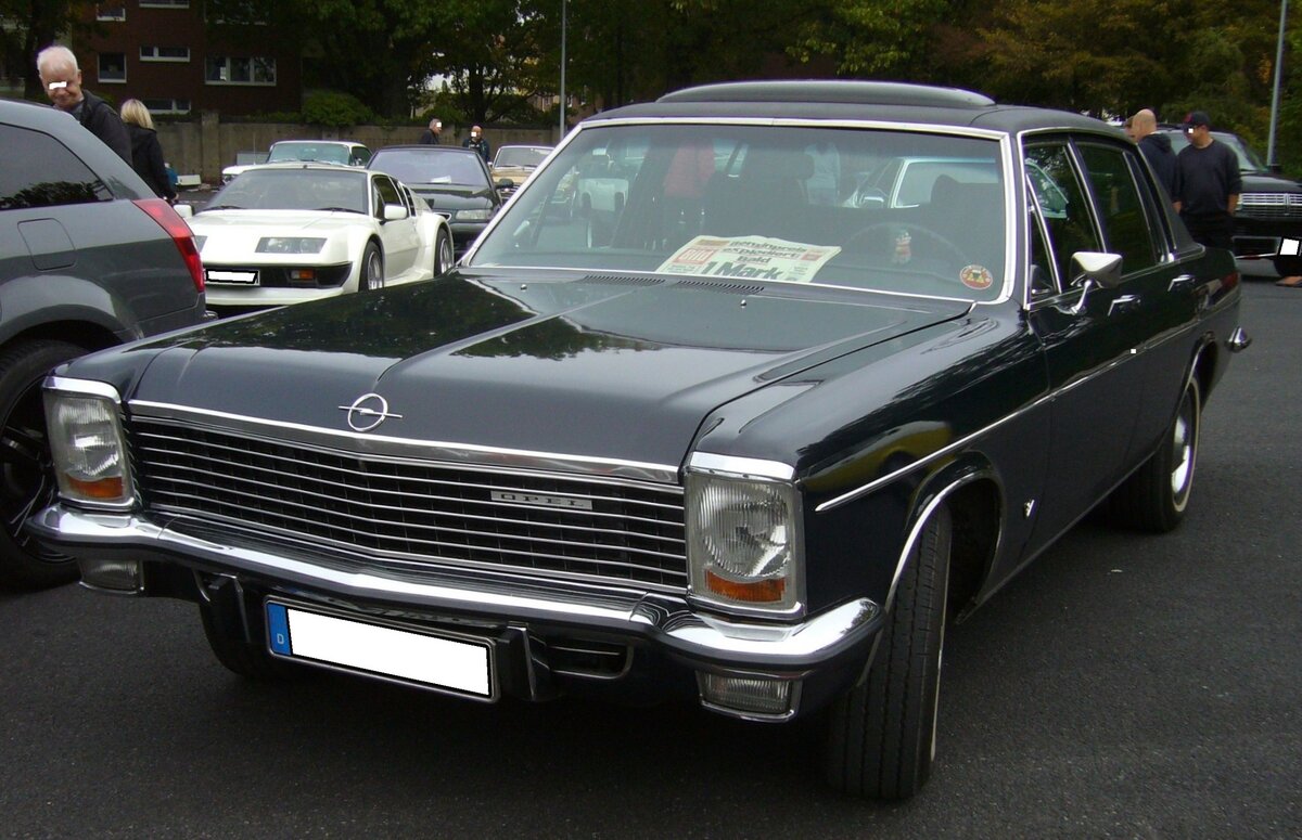 Opel Diplomat B V8, produziert von 1969 bis 1977. Die neue KAD Baureihe (Kapitän/Admiral/Diplomat) wurde im März 1969 vorgestellt. Aufgrund des schleppenden Verkaufs, wurde der Kapitän bereits 1970 wieder eingestellt. Während der gesamten Bauzeit verkaufte Opel 11.108 Fahrzeuge vom gezeigten Diplomat V8. Bei seiner Vorstellung kostete ein solcher Diplomat V8 mindestens DM 20.260,00, im letzten Produktionsjahr bereits DM 34.950,00. Der aus dem Regal von Chevrolet stammende V8-Motor hat einen Hubraum von 5354 cm³ und leistet 230 PS. Oldtimer- und Youngtimertreffen an Mo´s Bikertreff in Krefeld am 08.10.2023.