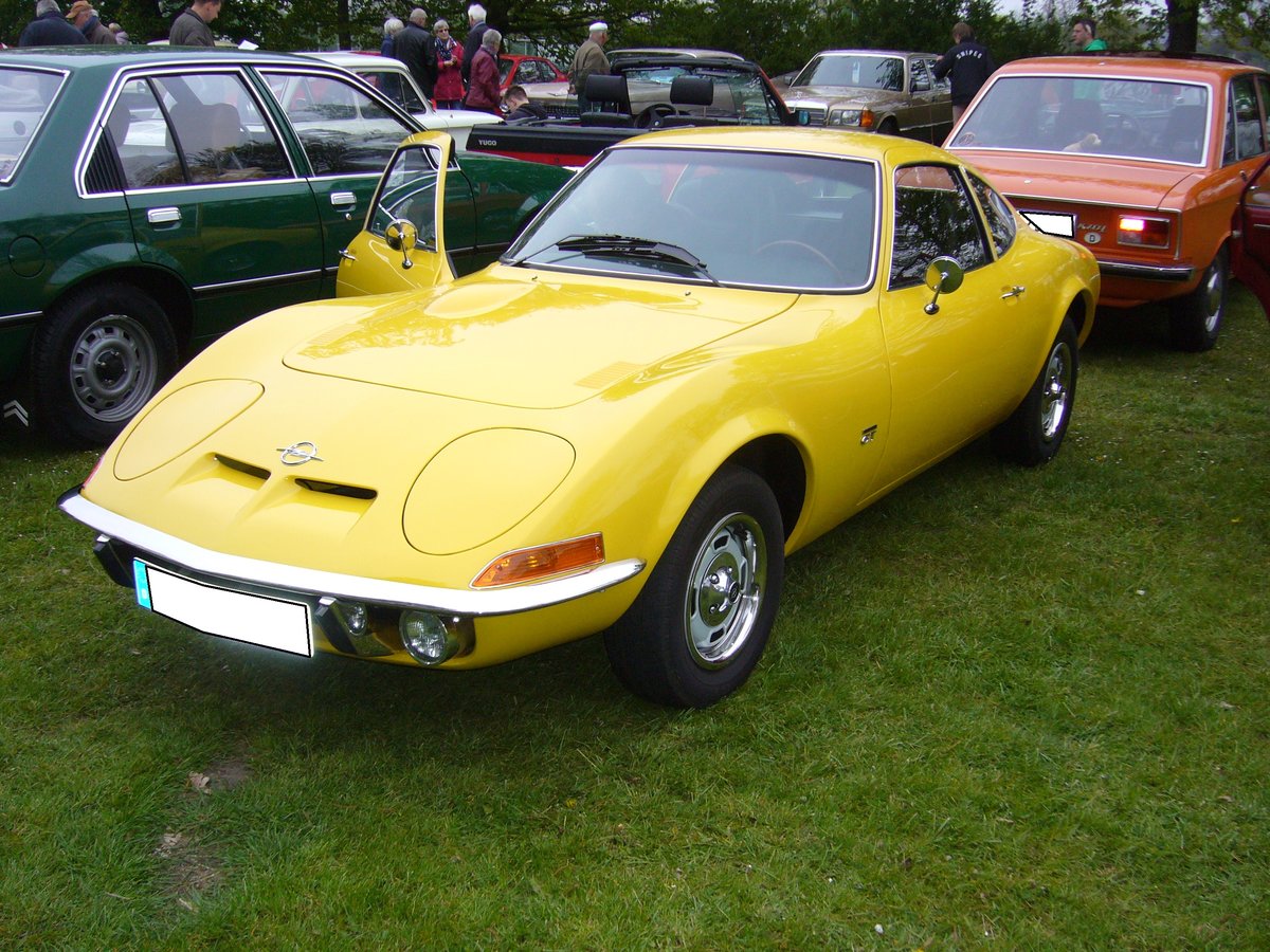 Opel GT. 1968 - 1973. Von diesem Modell wurden ca. 103500 Einheiten gefertigt. Auch in den USA war der Wagen ein Erfolg. Lieferbar war der schnittige Zweisitzer mit folgenden Motorisierungen: 4-Zylinderreihenmotor mit 1078 cm³ Hubraum und 60 PS (Dieses Modell verkaufte sich nicht sonderlich gut) und einem 4-Zylinderreihenmotor mit 1897 cm³ Hubraum und 90 PS. Oldtimertreffen Hörstel-Riesenbeck am 01.05.2017.