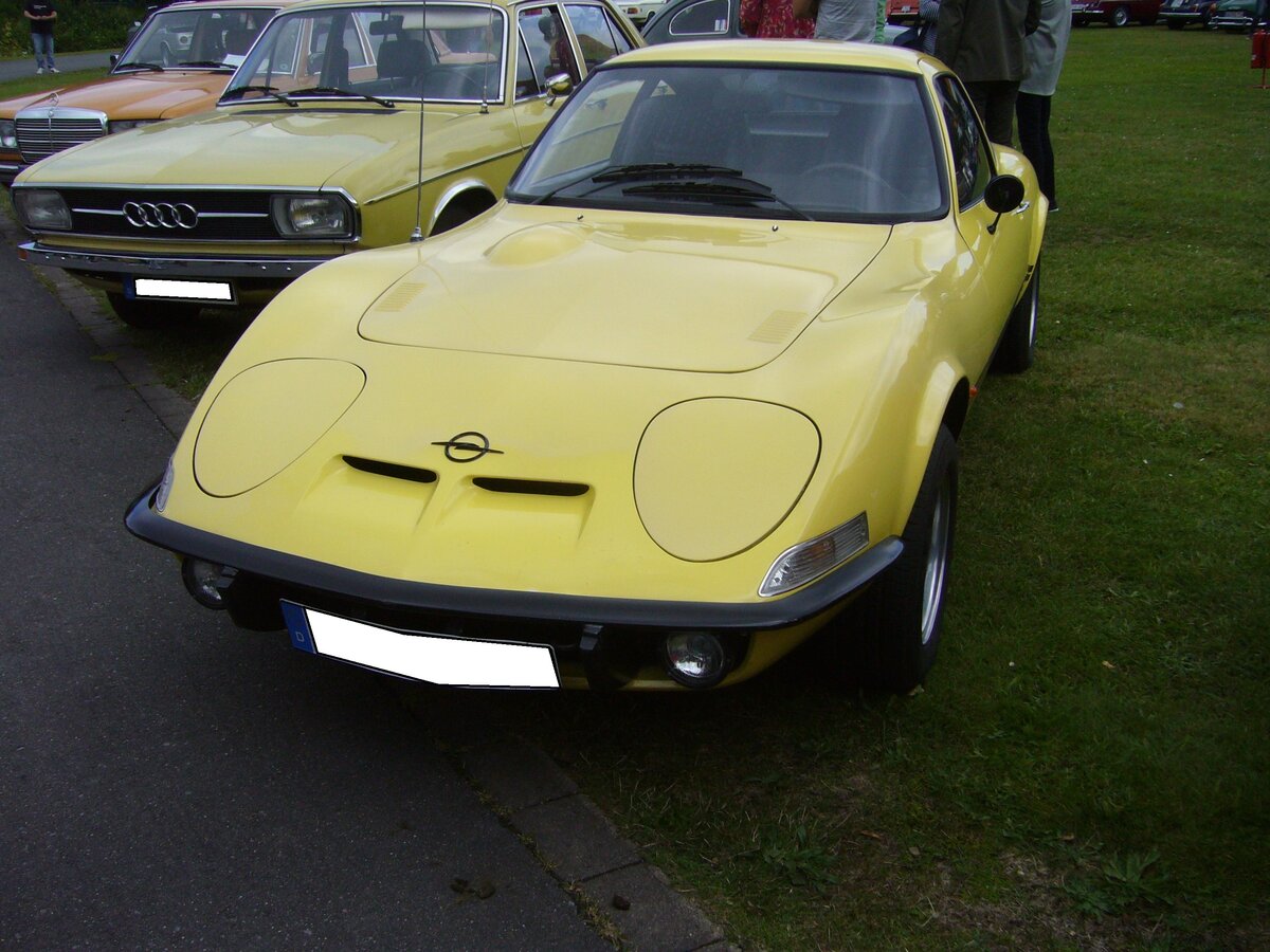 Opel GT/J, produziert in den Jahren von 1971 bis 1973. Der Opel GT stand ab August 1968 in den Verkaufsräumen der Opel Händler. Ab März 1971 ergänzte das GT/J Modell die Produktpalette. Bei diesem Modell waren, alle sonst verchromten Bauteile, mattschwarz eingefärbt. Diese Maßnahme sollte, das junge, sportlich ausgerichtete Kundenklientel ansprechen. Der GT/J war nur mit dem 1897 cm³ großen Vierzylinderreihenmotor mit 90 PS lieferbar. Oldtimertreffen an der Dreieckswiese in Duisburg am 01.08.2021.