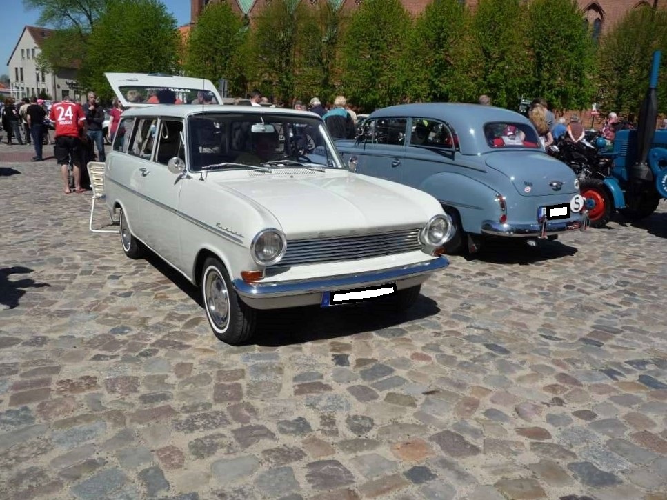 Opel Kadett A CarAvan 1000, gebaut in Bochum von 1963 bis 1965. Der CarAvan 1000 war die Kombiversion des Kadett A. Während der Kadett A bereits ab Oktober 1962 ausgeliefert wurde, kam das CarAvan Modell erst im März 1963 auf den Markt. Man konnte den Wagen mit 40 bzw. 48 PS ordern. Das abgelichtete Fahrzeug stammt aus dem letzten Modelljahr 1965. Oldtimertreffen Meldorf im Mai 2018.