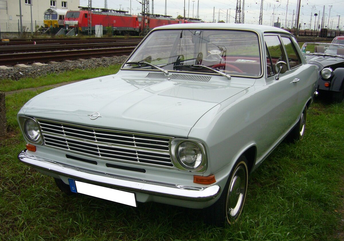 Opel Kadett B als in der Karosserieversion Limousine zweitürig im Farbton grau. Der Opel Kadett B wurde von 1965 bis 1973 produziert. Wer kannte ihn nicht, den Millionenseller aus Bochum? Der Wagen war als zwei- und viertürige Limousine, als Coupe und als drei- und fünftüriges Kombimodell namens CarAvan lieferbar. Basismotorisierung war ein Vierzylinderreihenmotor mit einem Hubraum von 1078 cm³, der 45 PS, 55 PS oder 60 PS leistete. Oldtimertreffen am Theater an der Niebu(h)rg in Oberhausen am 23.10.2022.