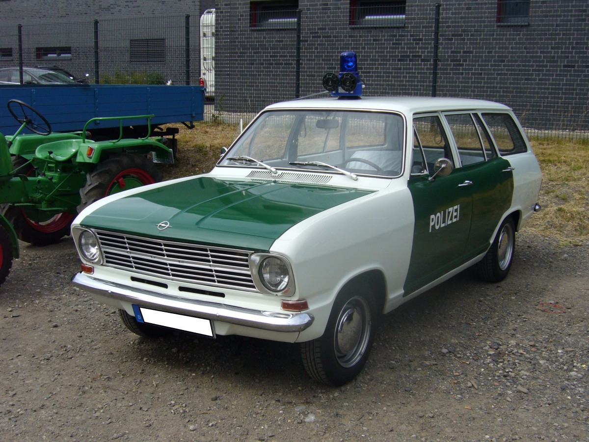 Opel Kadett B CarAvan. 1965 - 1973. Hier wurde ein 5-türiger Kadett B CarAvan abgelichtet, wie er bei der Polizei Hessen im Einsatz war. Die  Kadetten  der hessischen Polizei waren immer mit dem 1.7l Motor ausgerüstet. Oldtimertreffen an der  Alten Dreherei  am 20.06.2015.