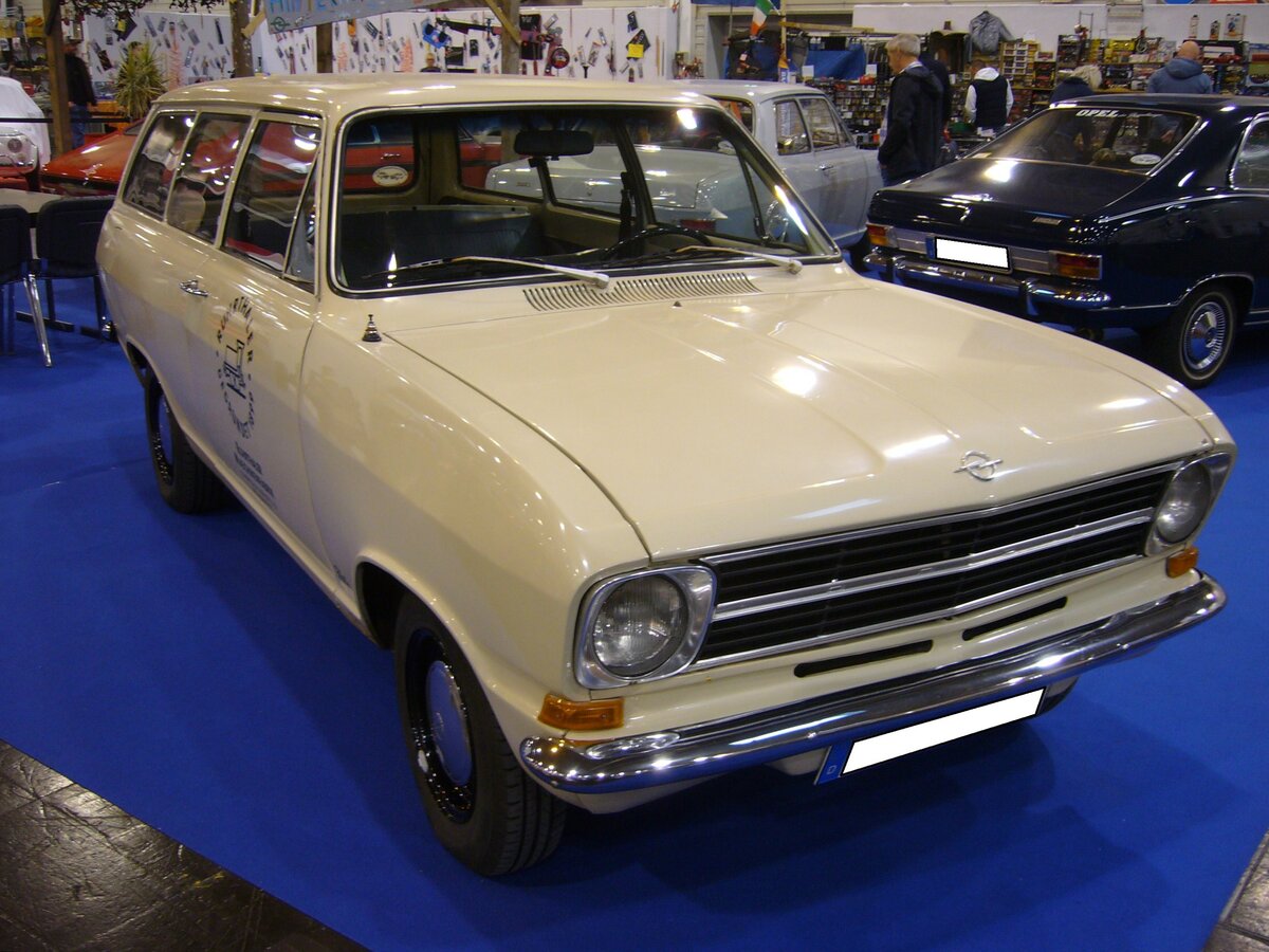 Opel Kadett B CarAvan dreitürig, gebaut von 1965 bis 1971 in Bochum. Diese CarAvan Modelle von Opel sind selten geworden. Entweder wurden sie in Handwerkerhand oder auf dem Weg zum  Bosporus  verschlissen. Der gezeigte CarAvan stammt aus dem Jahr 1967. Der Vierzylinderreihenmotor hat einen Hubraum von 1078 cm³ und leistet, je nach Vergaserbestückung, 45 PS oder 55 PS. Essen Motor Show am 06.12.2022.