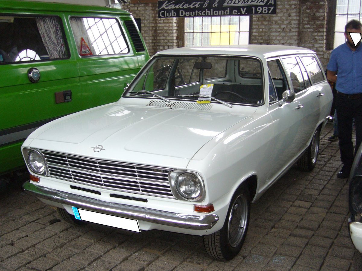 Opel Kadett B CarAvan fünftürig. 1967 - 1970. Diese CaraVan Modelle von Opel sind selten geworden. Entweder wurden sie in Handwerkerhand oder auf dem Weg zum Bosporus verschlissen. Der 4-Zylinderreihenmotor hat einen Hubraum von 1078 cm³ und leistet entweder 45 PS oder 55 PS. 9. Oldtimer- und Youngtimertreffen am 17.06.2017 an der  Alten Dreherei  in Mülheim an der Ruhr.