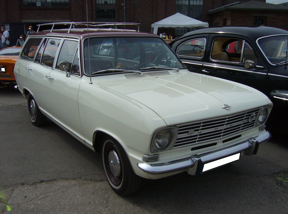 Opel Kadett B CarAvan fünftürig, gebaut von 1967 bis 1971 im damaligen Werk Bochum. Der dreitürige Kadett B CarAvan war bereits ab 1965 lieferbar. Diese CarAvan Modelle von Opel sind rar geworden. Entweder wurden sie in Handwerkerhand oder auf dem Weg zum  Bosporus  verschlissen. Der gezeigte CarAvan stammt aus dem Jahr 1970. Der Vierzylinderreihenmotor hat einen Hubraum von 1078 cm³ und leistet, je nach Vergaserbestückung, 45 PS oder 55 PS. Oldtimertreffen an der  Alten Dreherei  in Mülheim an der Ruhr am 18.06.2023.