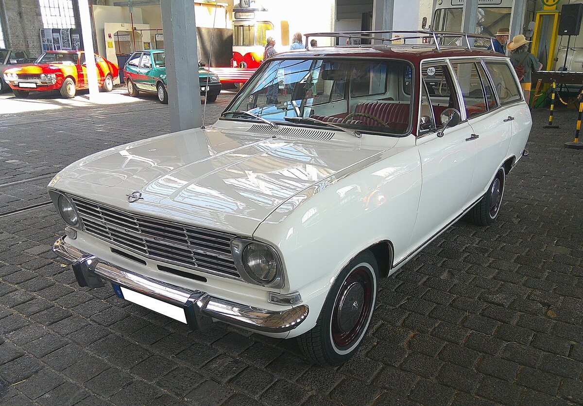 Opel Kadett B CarAvan f�nft�rig, gebaut von 1967 bis 1971 im damaligen Werk Bochum. Der dreit�rige Kadett B CarAvan war bereits ab 1965 lieferbar. Diese CarAvan Modelle von Opel sind rar geworden. Entweder wurden sie in Handwerkerhand oder auf dem Weg zum  Bosporus  verschlissen. Der gezeigte CarAvan stammt aus dem Jahr 1970. Der Vierzylinderreihenmotor hat einen Hubraum von 1078 cm� und leistet, je nach Vergaserbest�ckung, 45 PS oder 55 PS. 18. Oldtimerfestival an der  Alten Dreherei  in M�lheim an der Ruhr am 20.06.2026. 