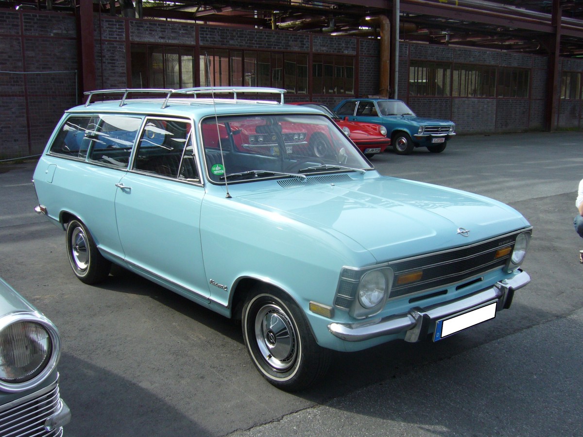 Opel Kadett B CarAvan in US Ausfhrung. Opel Modelle wurden in den USA traditionell ber Buick-Hndler vertrieben. Hier handelt es sich um ein Modell, wie es ab 1968 mit dem vom Olympia abgeleiteten Khlergrill verkauft wurde. Oldtimertreffen Kokerei Zollverein am 01.09.2013.