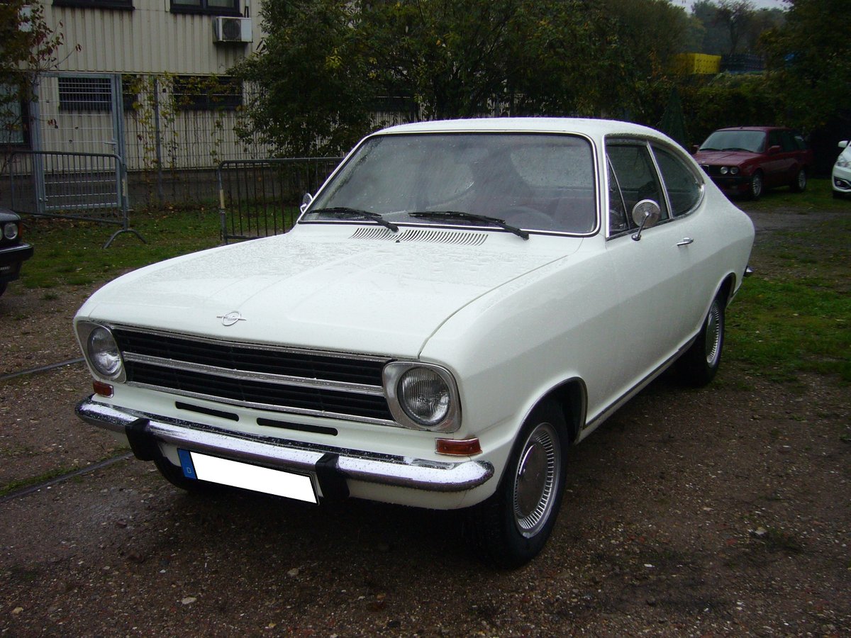 Opel Kadett B Coupe der Modelljahre 1971 bis 1973. Der im damaligen Opel-Werk in Bochum produzierte Kadett B wurde 1965 vorgestellt. Bis zum Modelljahr 1970 wurde die Coupeversion als das sogenannte  Kiemencoupe  ausgeliefert. Ab 1971 erfolgte dann die Modernisierung der Coupe-Karosserie auf die gezeigte Form. Standardmotorisierung für dieses Coupe war ein Vierzylinderreihenmotor mit einem Hubraum von 1196 cm³ und einer Leistung von 60 PS. Die Höchstgeschwindigkeit gab Opel mit 140 km/h an. Im August 1971 kostete ein solches Kadett Coupe in der Grundausstattung DM 8625,00. Oldtimertreffen beim Theater an der Niebu(h)rg am 20.10.2019 in Oberhausen.