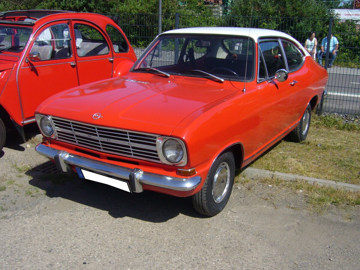 Opel Kadett B Coupe der Modelljahre 1971 bis 1973. Der im damaligen Opel-Werk in Bochum produzierte Kadett B wurde 1965 vorgestellt. Bis zum Modelljahr 1970 wurde die Coupeversion als das sogenannte  Kiemencoupe  ausgeliefert. Ab 1971 erfolgte dann die Modernisierung der Coupe-Karosserie auf die gezeigte Form. Standardmotorisierung für dieses Coupe war ein Vierzylinderreihenmotor mit einem Hubraum von 1196 cm³ und einer Leistung von 60 PS. Die Höchstgeschwindigkeit gab Opel mit 140 km/h an. Im August 1971 kostete ein solches Kadett Coupe in der Grundausstattung DM 8625,00. Oldtimertreffen an der  Alten Dreherei  in Mülheim an der Ruhr am 19.06.2021 und 20.06.2021.