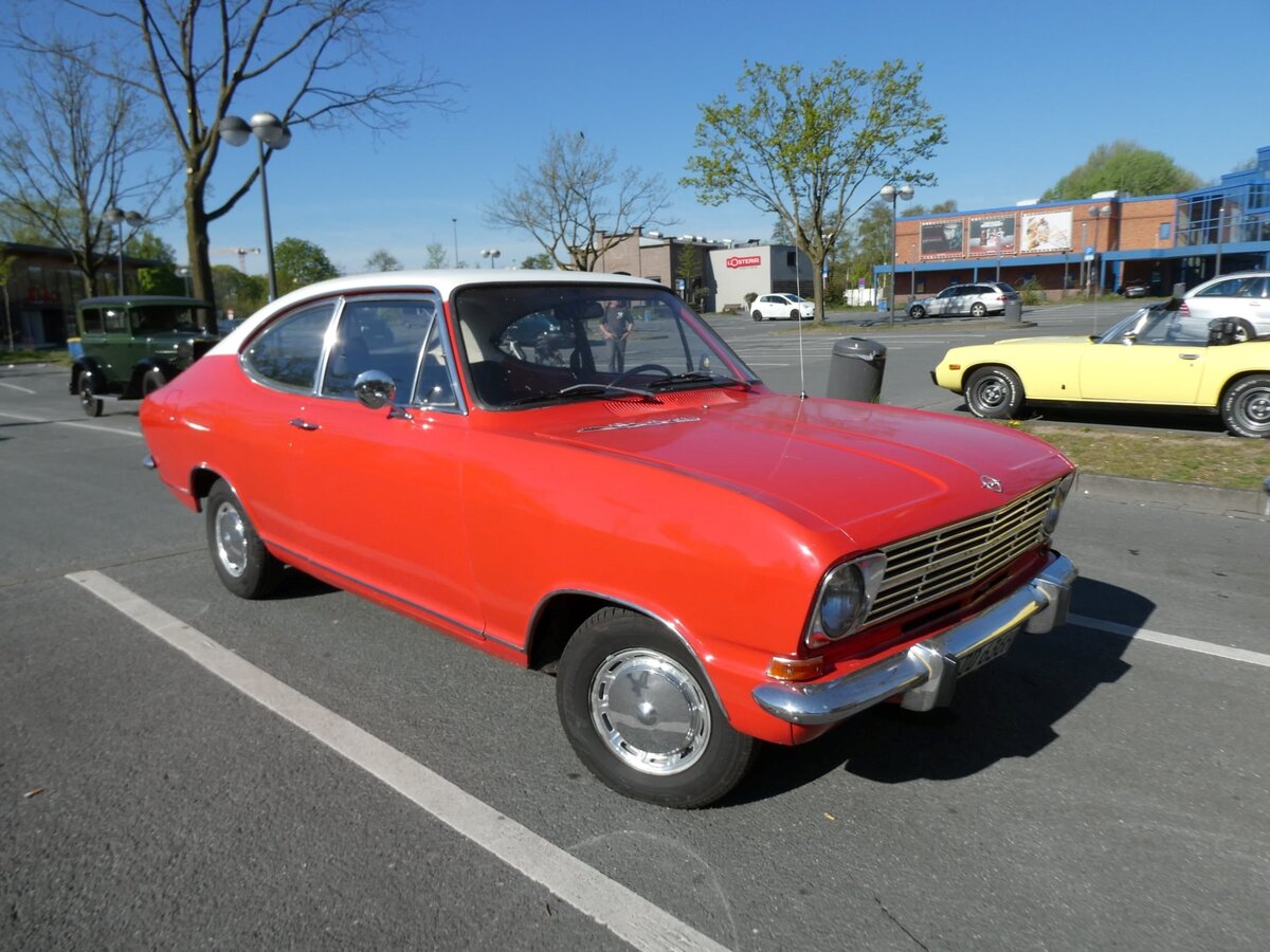 Opel Kadett B Coupe der Modelljahre 1971 bis 1973. Der im damaligen Opel-Werk in Bochum produzierte Kadett B wurde 1965 vorgestellt. Bis zum Modelljahr 1970 wurde die Coupeversion als das sogenannte  Kiemencoupe  ausgeliefert. Ab 1971 erfolgte dann die Modernisierung der Coupe-Karosserie auf die gezeigte Form. Standardmotorisierung für dieses Coupe war ein Vierzylinderreihenmotor mit einem Hubraum von 1196 cm³ und einer Leistung von 60 PS. Die Höchstgeschwindigkeit gab Opel mit 140 km/h an. Im August 1971 kostete ein solches Kadett Coupe in der Grundausstattung DM 8625,00. Oldtimertreffen Café del Sol Gelsenkirchen am 18.04.2022.