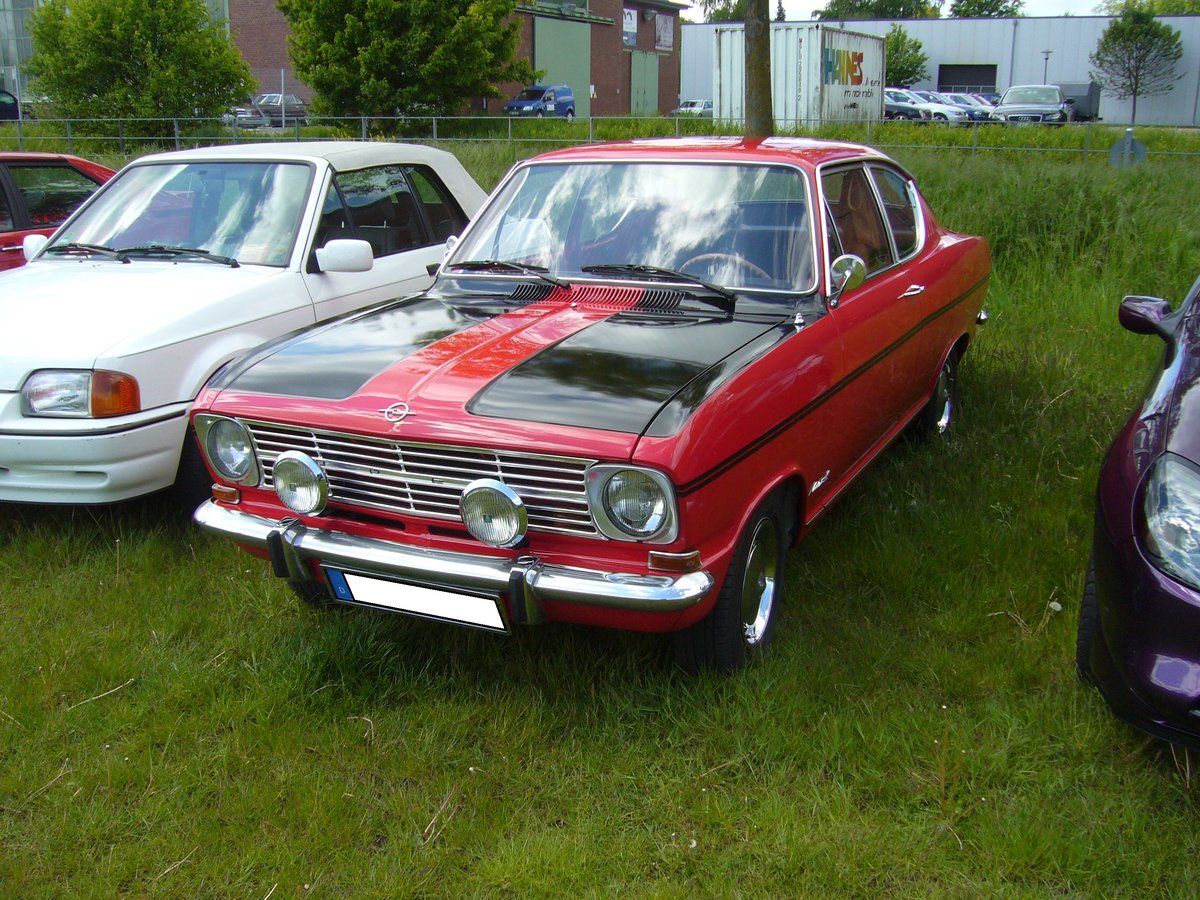 Opel Kadett B Coupe Rallye, produziert in Bochum von 1966 bis 1970. Hier wurde ein  Kiemencoupe  in der Version Rallye L Super abgelichtet. Trotz eines Grundpreises von DM 7175,00 erwies sich dieses Modell als Verkaufsschlager. Der Vierzylinderreihenmotor hat einen Hubraum von 1078 cm³ und leistet 60 PS. Der abgelichtete Wagen im Farbton Rallye rot stammt aus dem Jahr 1969. Youngtimertreffen Zeche Ewald in Herten am 12.05.2019.