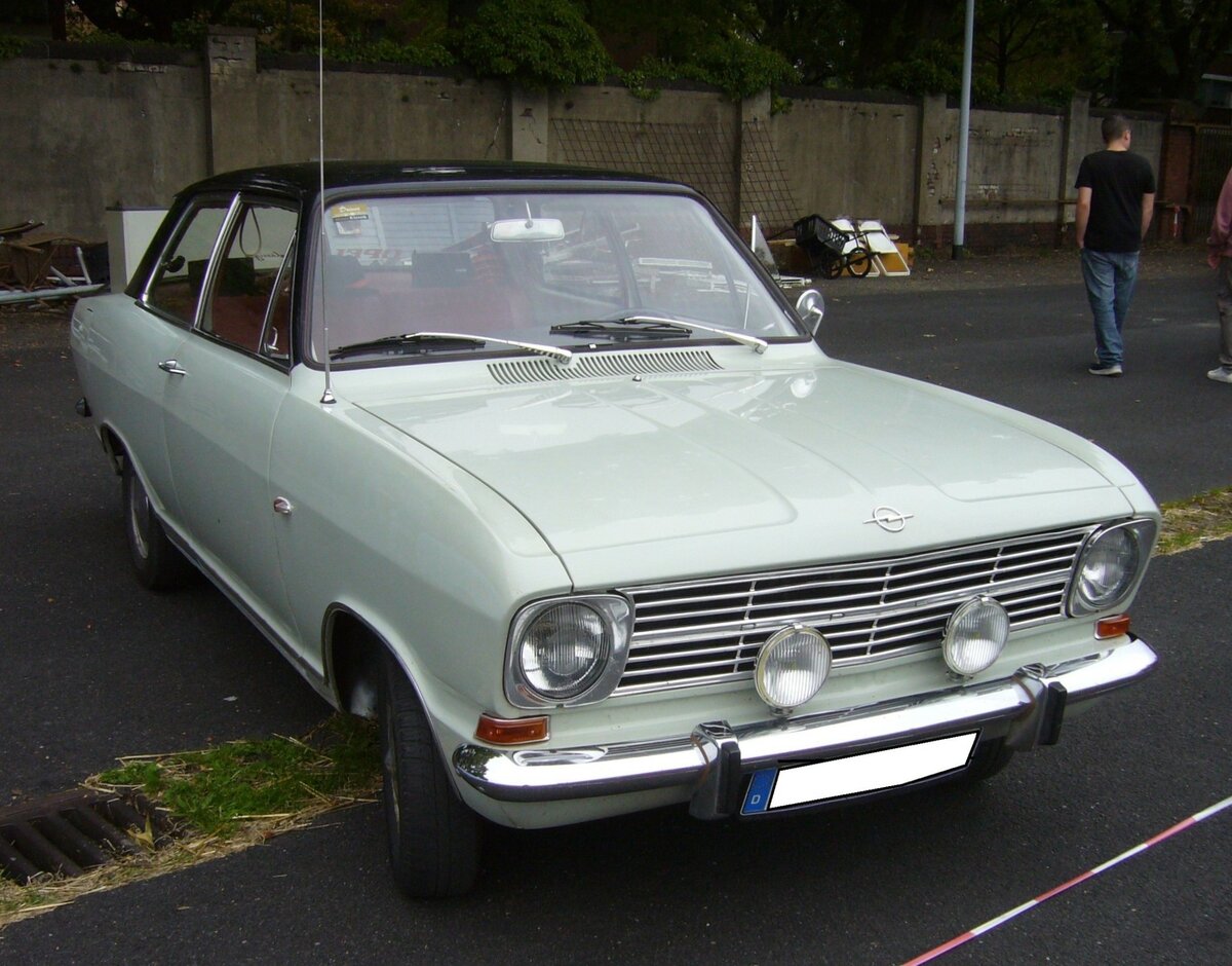 Opel Kadett B in der Karosserieversion Limousine zweitürig aus dem Jahr 1966. Der Opel Kadett B wurde von 1965 bis 1973 produziert. Wer kannte ihn nicht, den Millionenseller aus Bochum? Der Wagen war als zwei- und viertürige Limousine, als Coupe und als drei- und fünftüriges Kombimodell namens CarAvan lieferbar. Basismotorisierung war ein Vierzylinderreihenmotor mit einem Hubraum von 1078 cm³, der 45 PS, 55 PS oder 60 PS leistete. Oldtimer- und Youngtimertreffen an Mo´s Bikertreff in Krefeld am 08.10.2023.