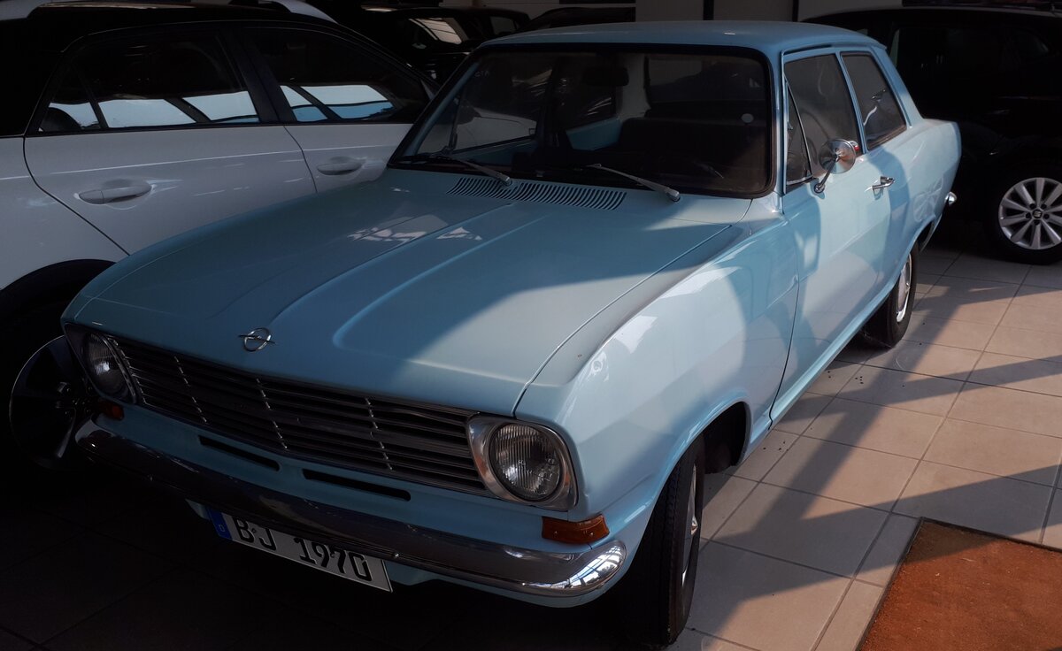 Opel Kadett B in der Karosserieversion zweit�rige Limousine im Farbton siriusblau aus dem Jahr 1970. Showroom eines ehemaligen Opel-Autohauses in Dinslaken-Hiesfeld am 15.08.2026.