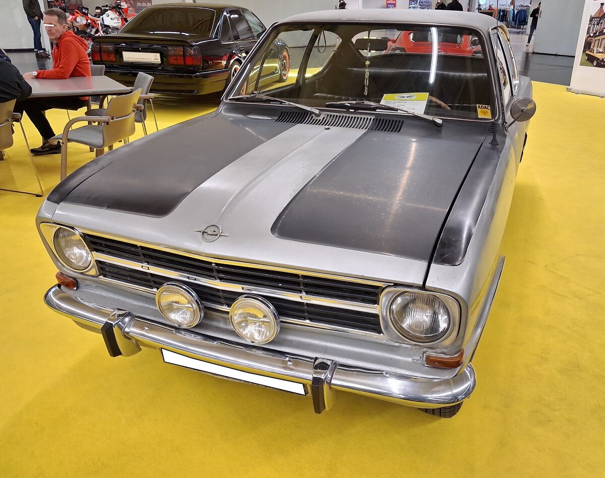 Opel Kadett B Kiemen-Coupe Rallye, produziert in Bochum von 1966 bis 1970. Hier wurde ein  Kiemen-Coupe  in der Version Rallye Super abgelichtet. Trotz eines Grundpreises von DM 7175,00 erwies sich dieses Modell als Verkaufsschlager. Der Vierzylinderreihenmotor hat einen Hubraum von 1078 cm� und leistet 60 PS. Der abgelichtete Wagen im Farbton silbergrau wurde im Februar 1967 erstmalig zugelassen. Bis heute hat das Auto mit dem ersten Motor rund 532.000 Kilometer zur�ckgelegt. Der Erstbesitzer hat das Auto erst im Herbst 2022 verkauft. Techno Classica Salon in Dortmund am 25.09.2026.