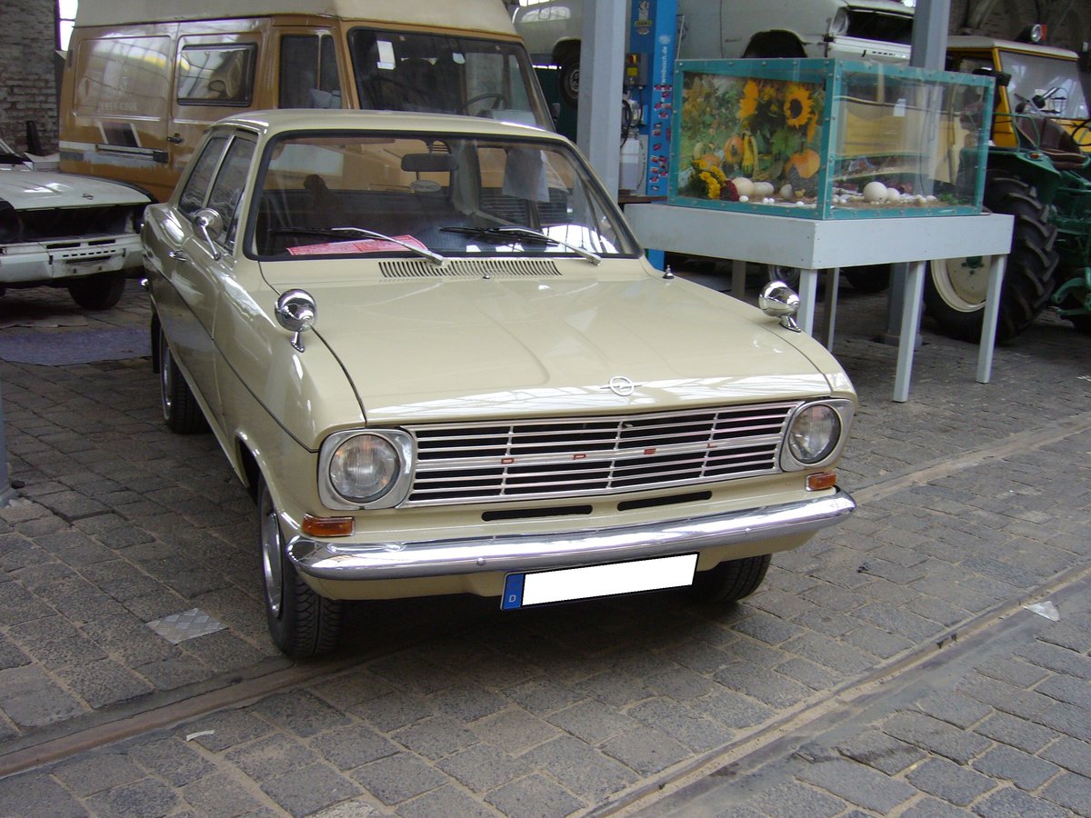 Opel Kadett B Limousine. 1965 - 1973. Oldtimertreffen an der  Alten Dreherei  in Mülheim an der Ruhr am 16.06.2018.