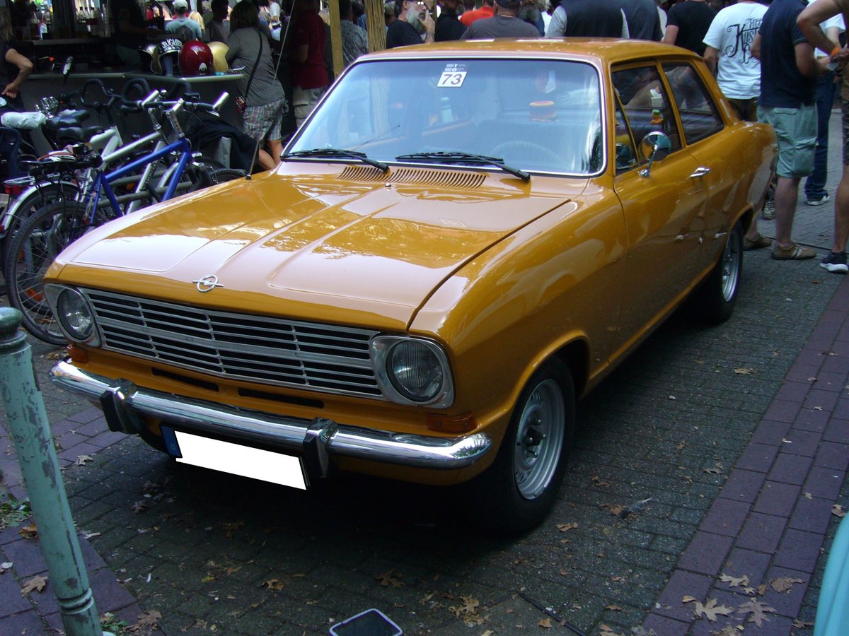 Opel Kadett B Limousine, produziert von 1965 bis 1973. Wer kannte ihn nicht, den Millionenseller aus Bochum? Der Wagen war als zwei- und viertürige Limousine, als Coupe und als drei- und fünftüriges Kombimodell namens CarAvan lieferbar. Basismotorisierung war ein Vierzylinderreihenmotor mit einem Hubraum von 1078 cm³, der 45 PS, 55 PS oder 60 PS leistete. 11. Dukes of Downtown am 31.08.2019 in Essen-Rüttenscheid.