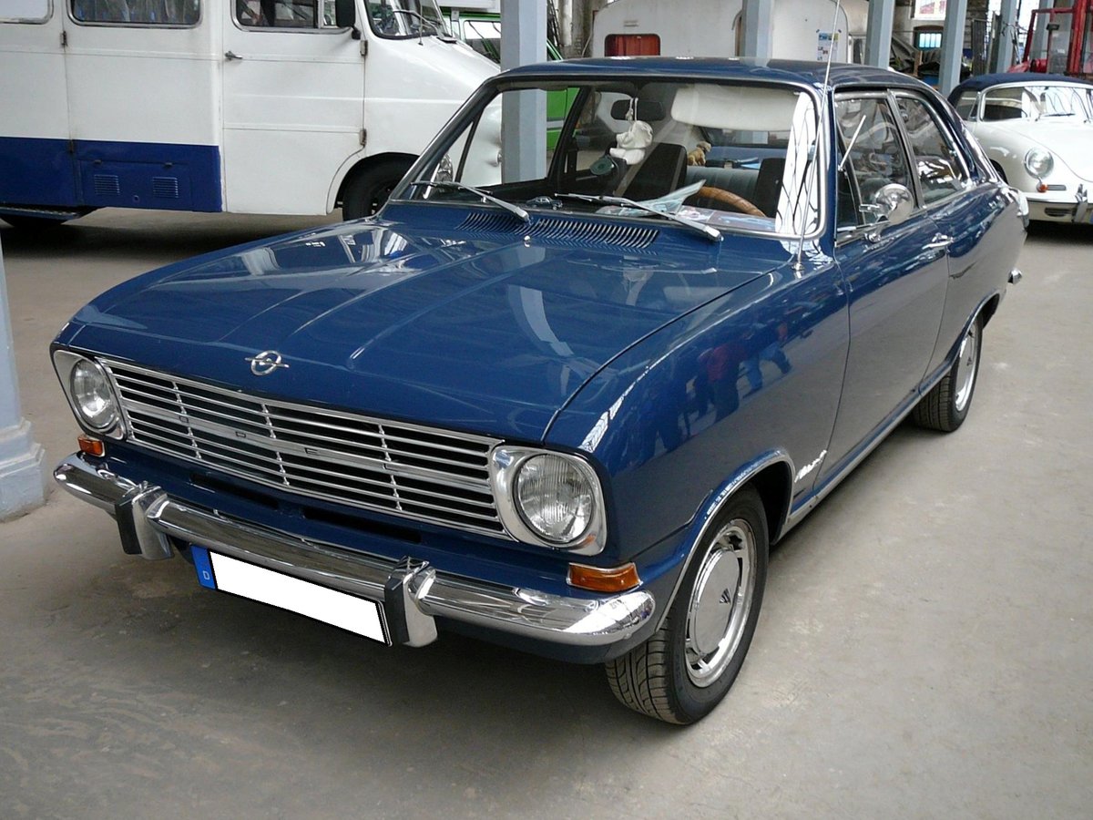 Opel Kadett B LS Coupe, wie es von 1967 bis 1971 in Bochum vom Band lief. Der im Farbton royalblau lackierte Wagen war mit etlichen Motorisierungen lieferbar. Oldtimertreffen an der  Alten Dreherei  in Mülheim an der Ruhr im Juni 2016.