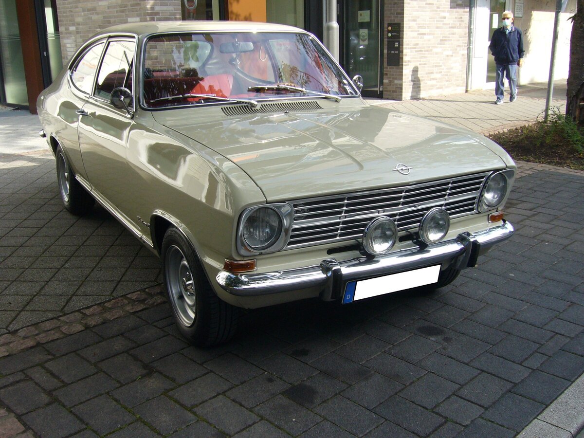 Opel Kadett B LS Coupe (F-Baureihe), wie es von 1967 bis 1971 im ehemaligen Bochumer Opel-Werk vom Band lief. Er war mit verschiedenen Vierzylinderreihenmotoren lieferbar. Oldtimertreffen in Heiligenhaus am 12.09.2021.